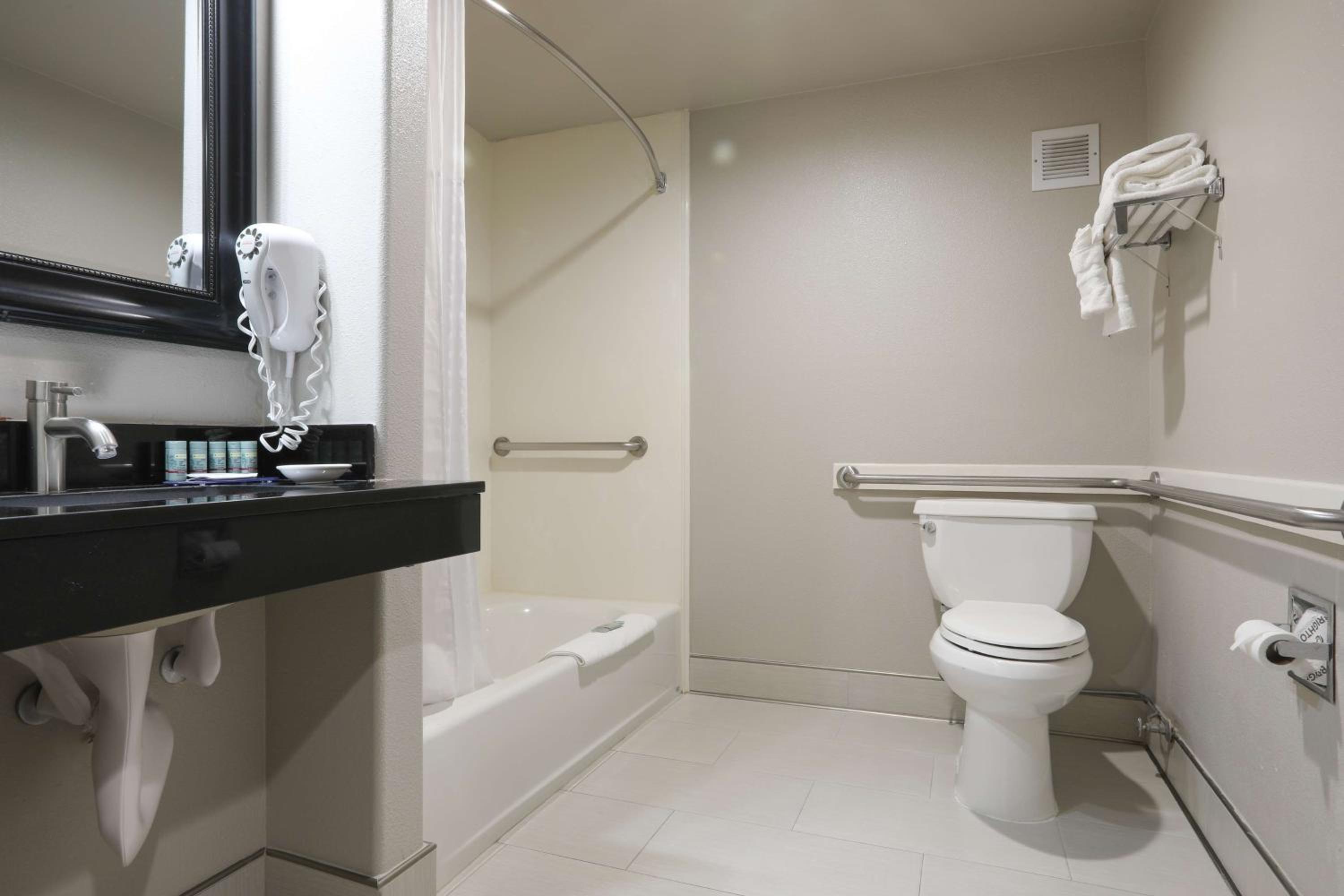 King Suite - Disability Access/Non-Smoking - Photo 5