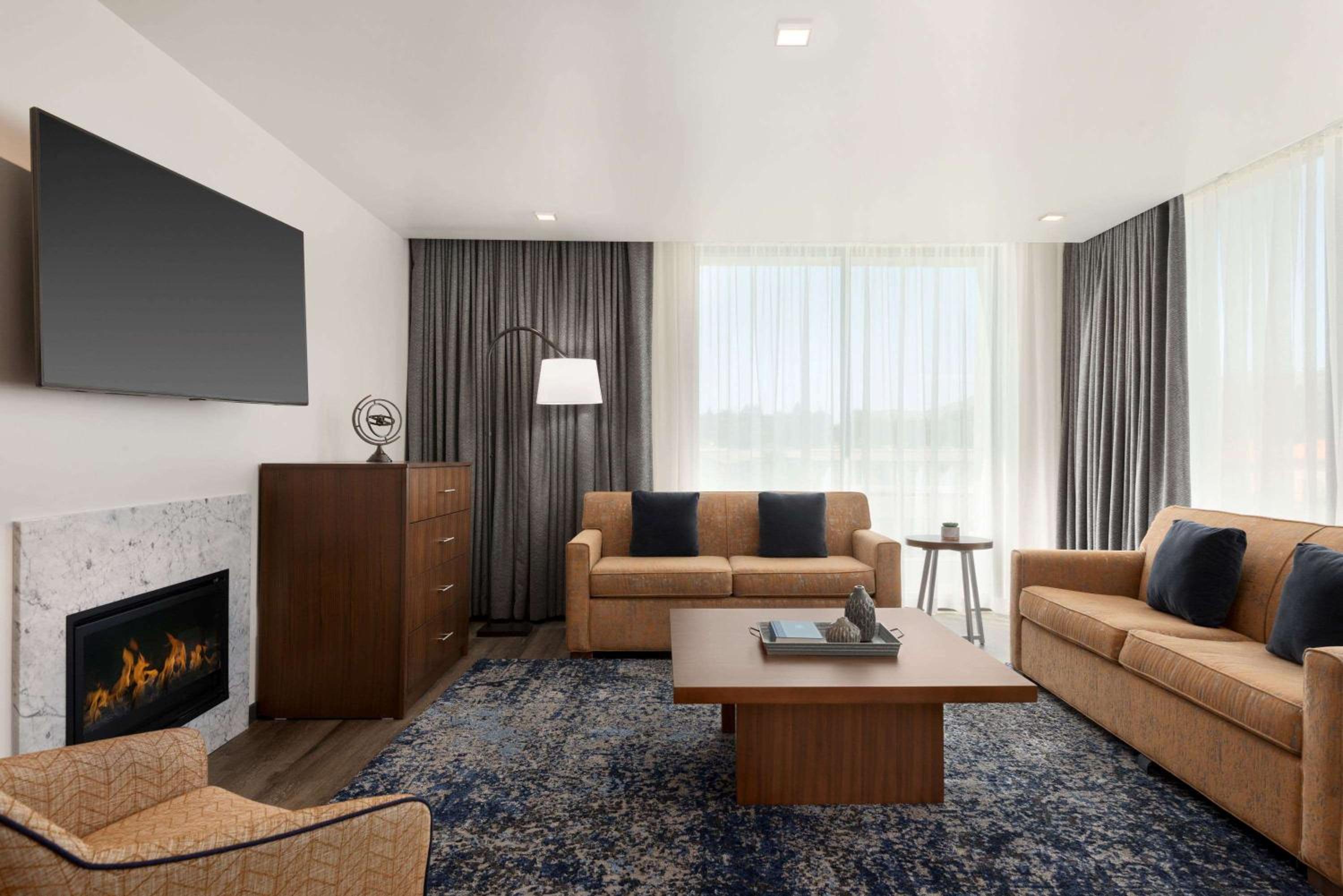 King Suite - Non-Smoking photo 1
