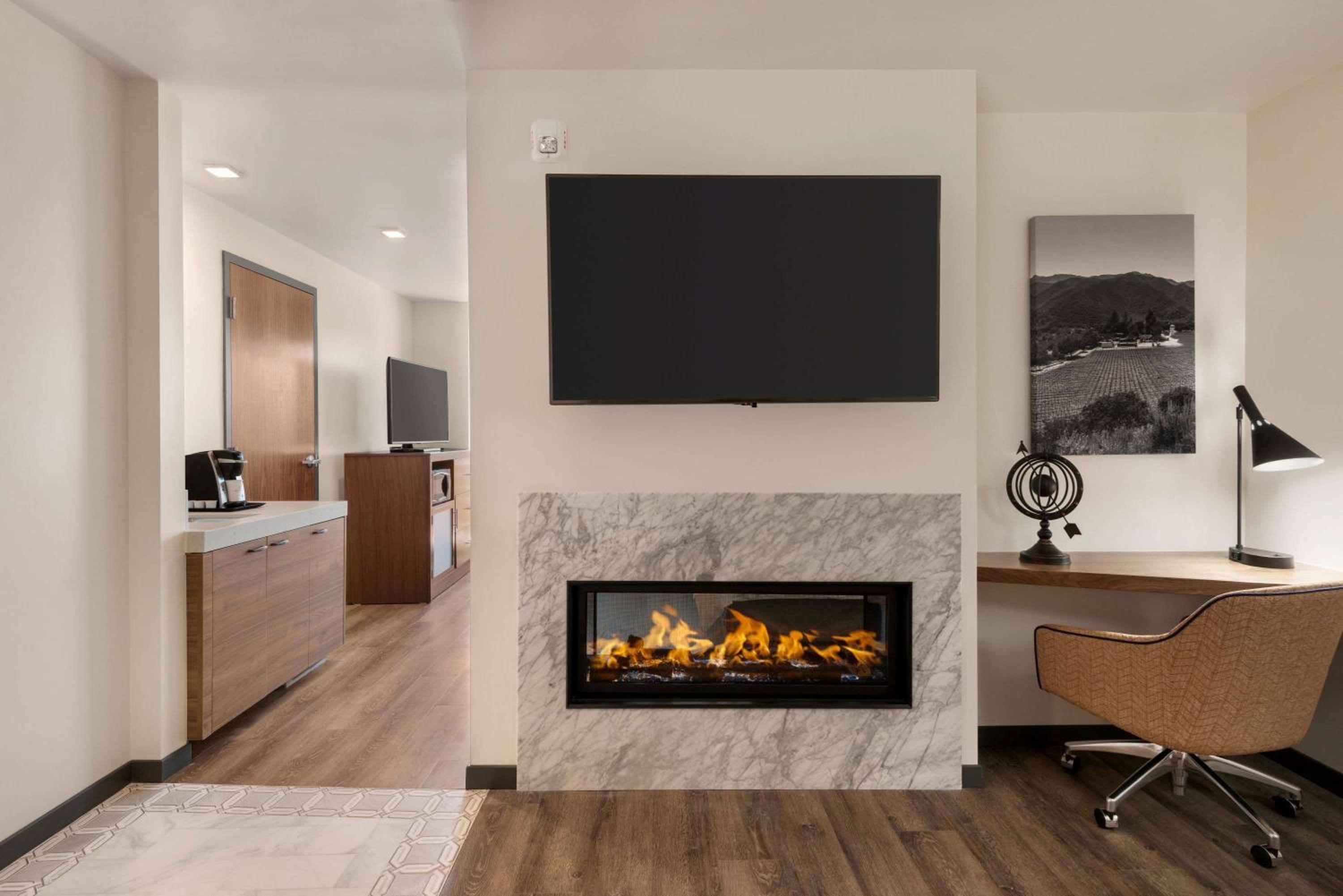 Two-Room King Suite - Mobility Access/Non-Smoking