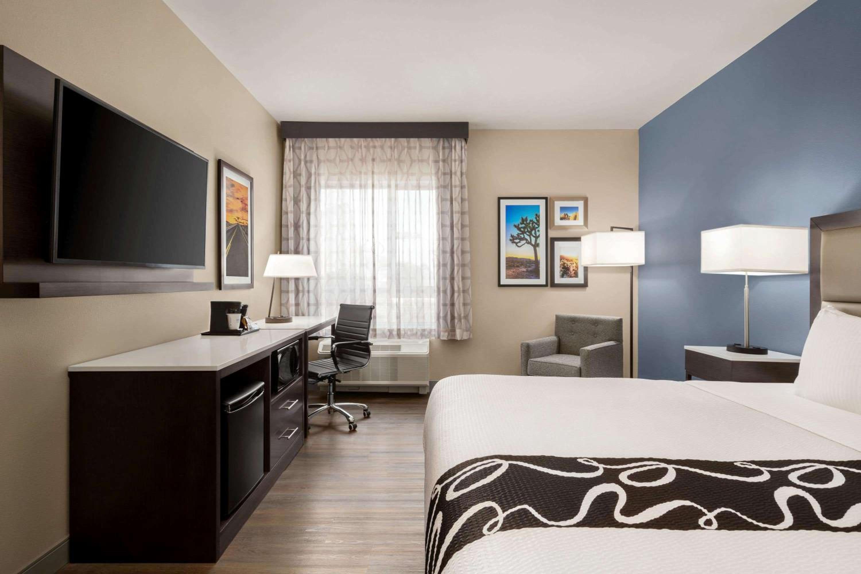 King Room - Non-Smoking - Photo 2