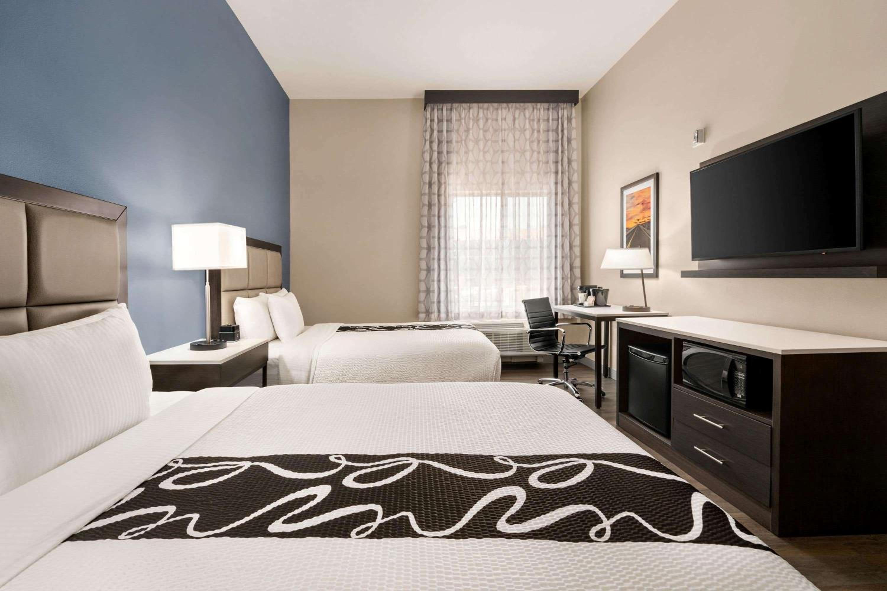 Queen Room with Two Queen Beds - Non-Smoking - Photo 3