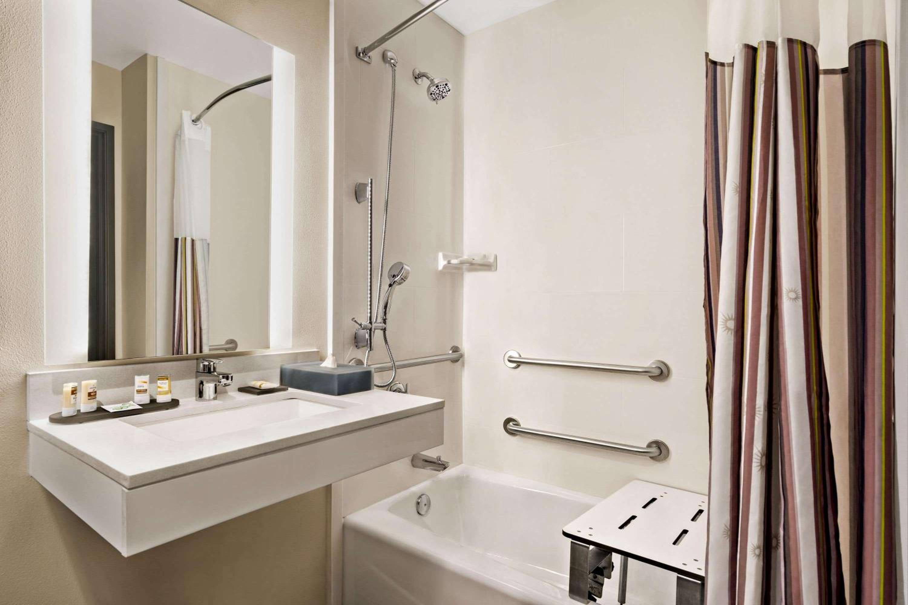 Queen Room with Two Queen Beds - Mobility Access/Non-Smoking - Photo 3