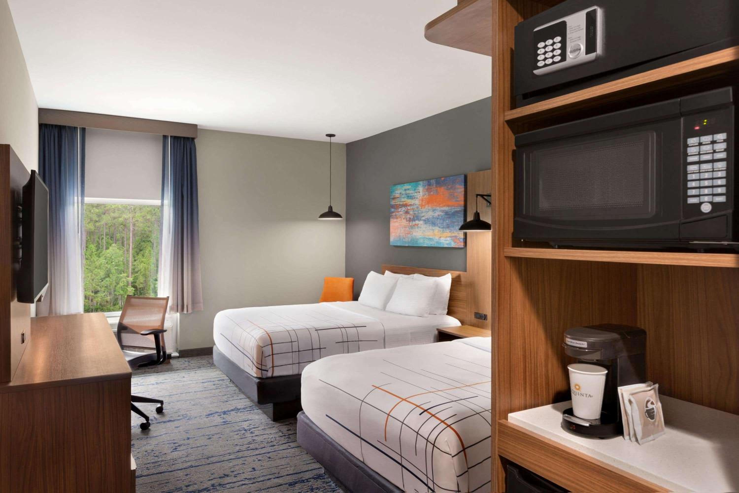 Queen Room with Two Queen Beds - Non-Smoking - Photo 3