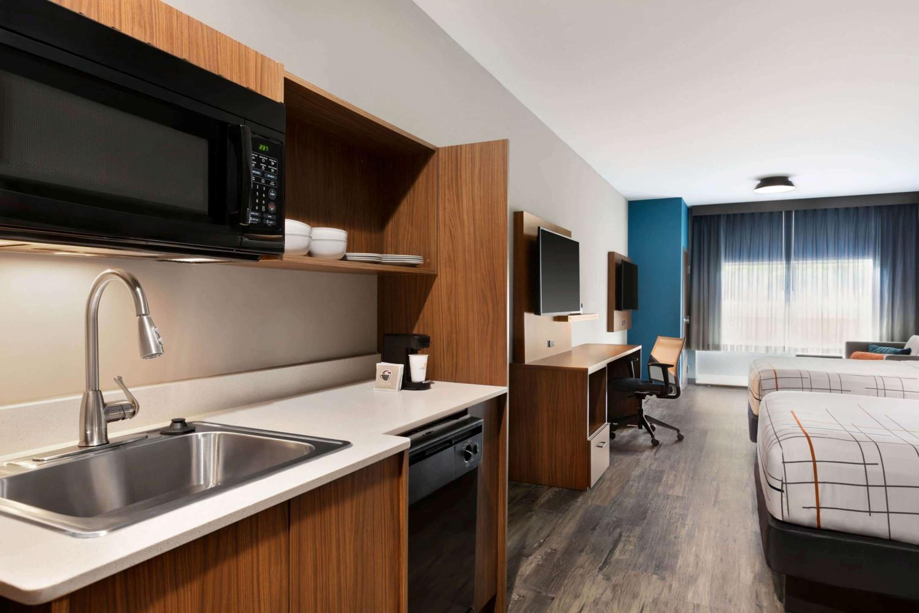 Deluxe Queen Room with Two Queen Beds - Non-Smoking - Photo 2