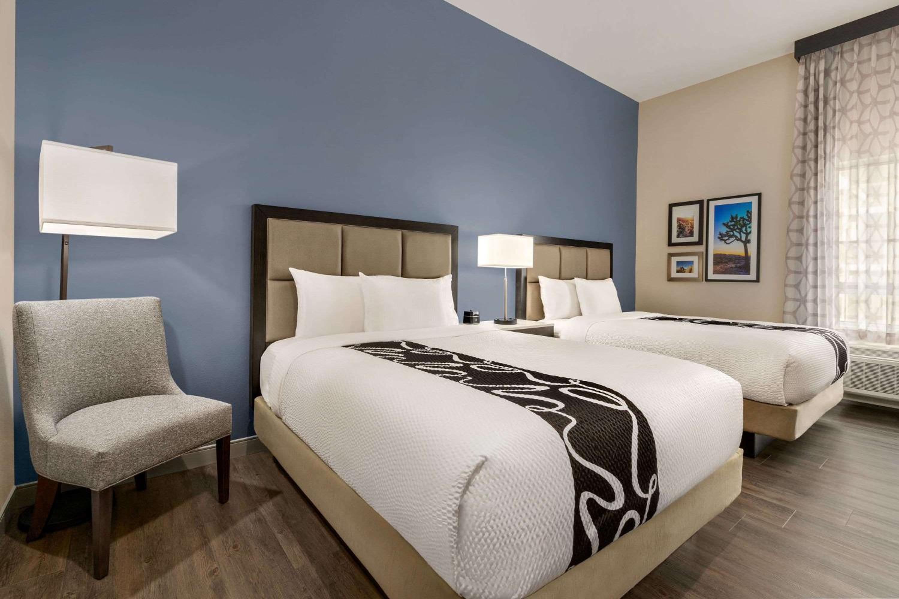 Queen Room with Two Queen Beds - Non-Smoking - Photo 2