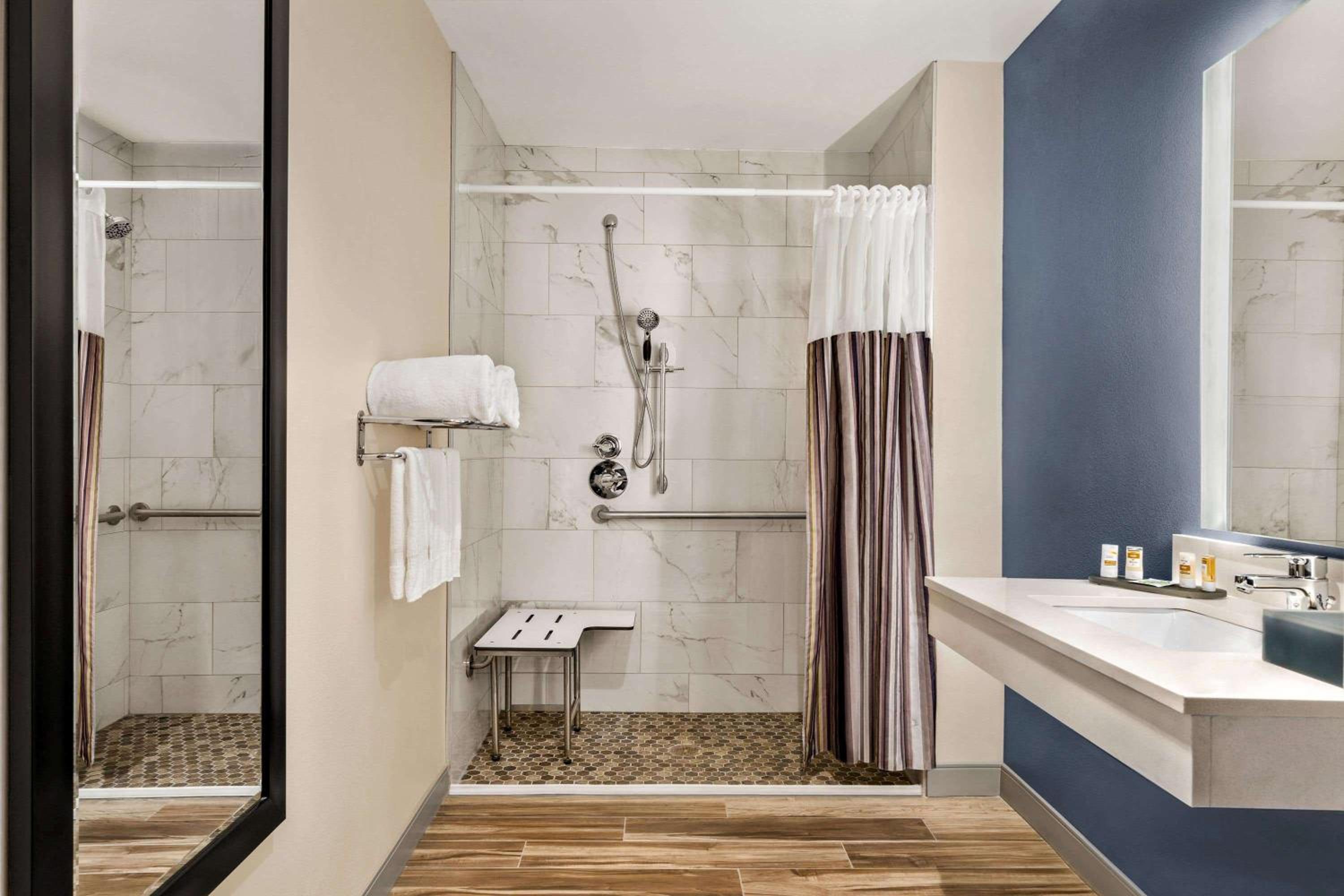 King Suite - Mobility Access/Non-Smoking photo 2