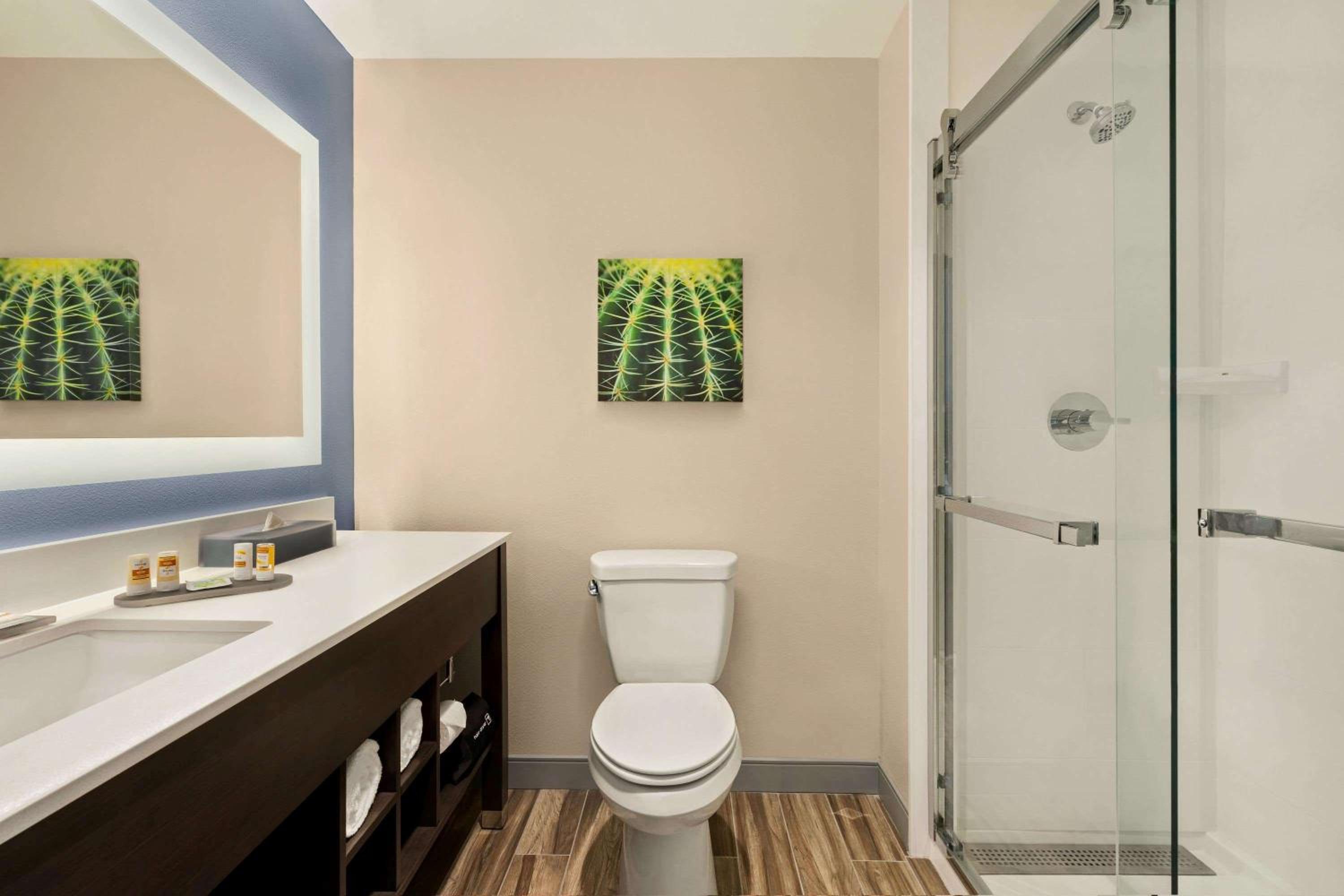 King Room - Non-Smoking - Photo 7