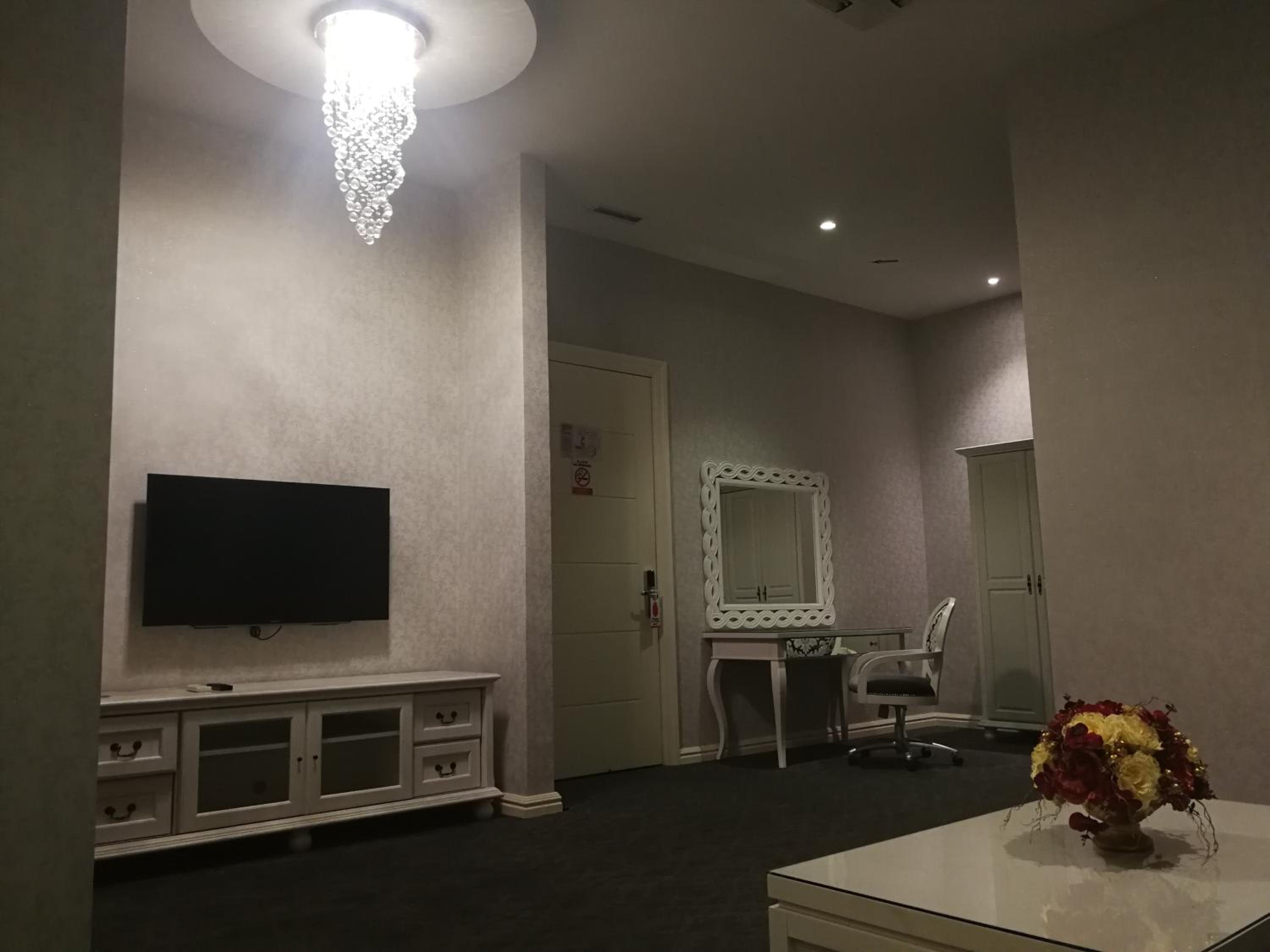 Deluxe King Suite photo 2