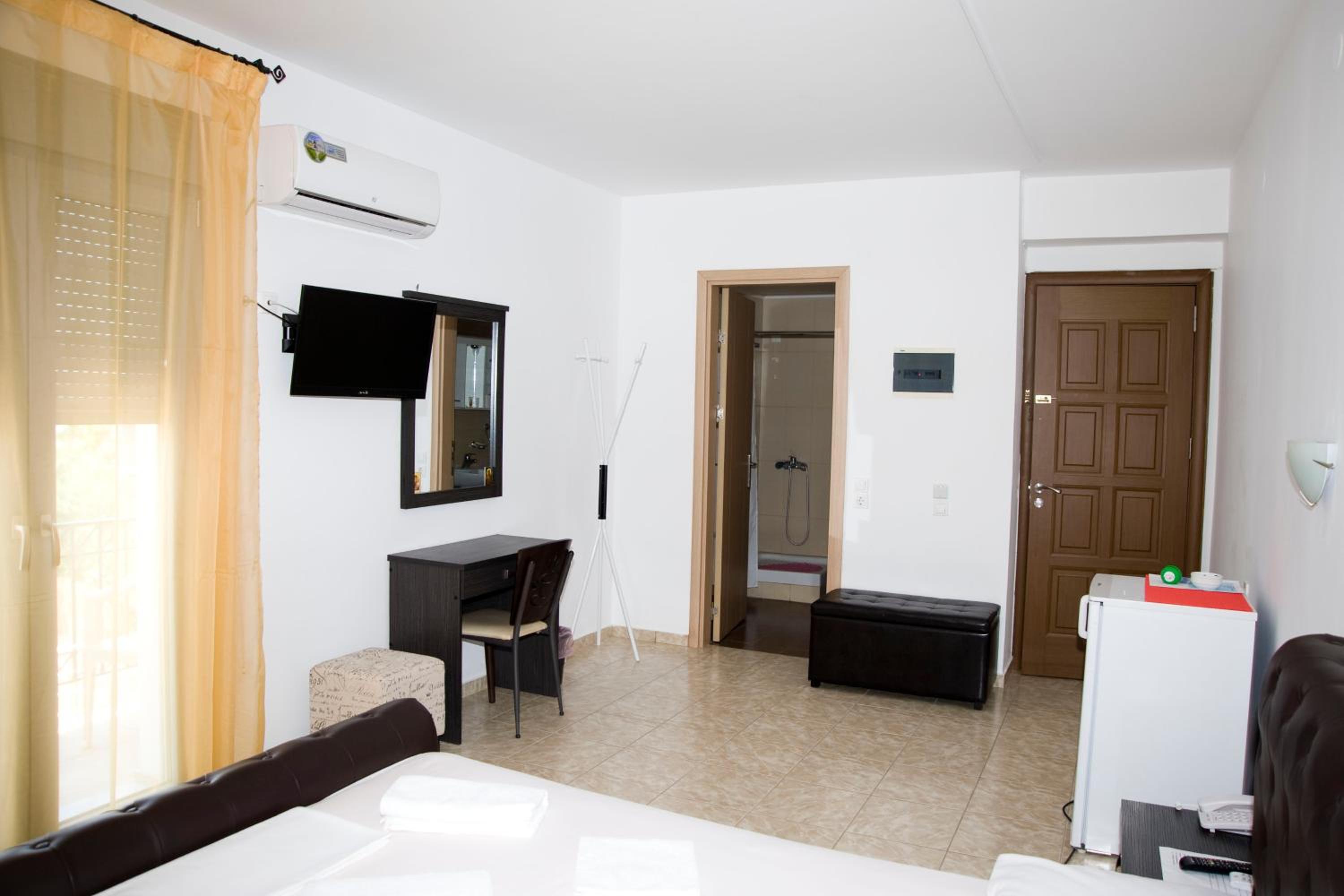 Double Room with Balcony and Sea View - Photo 1