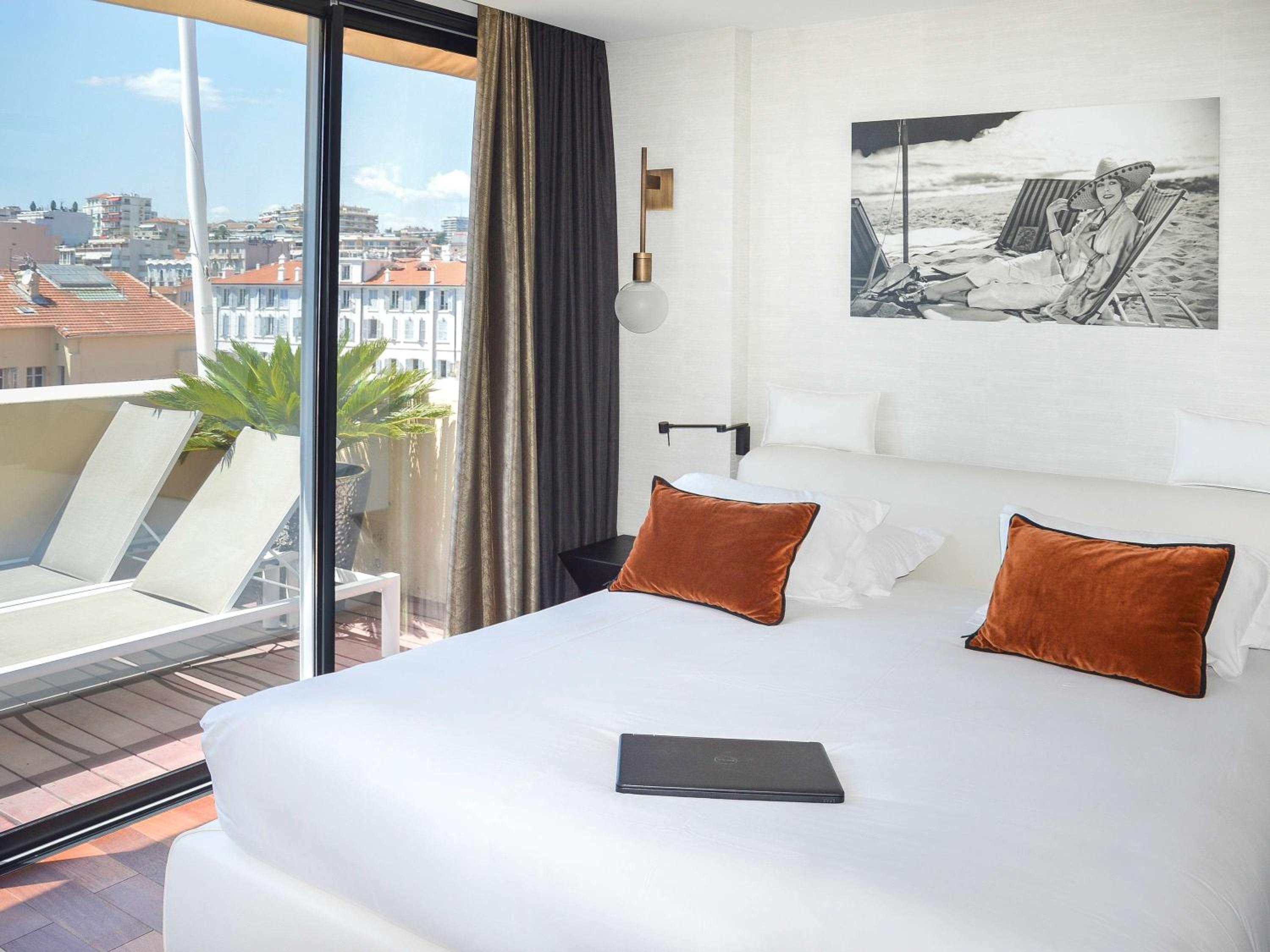Junior Suite with Balcony - Photo 3