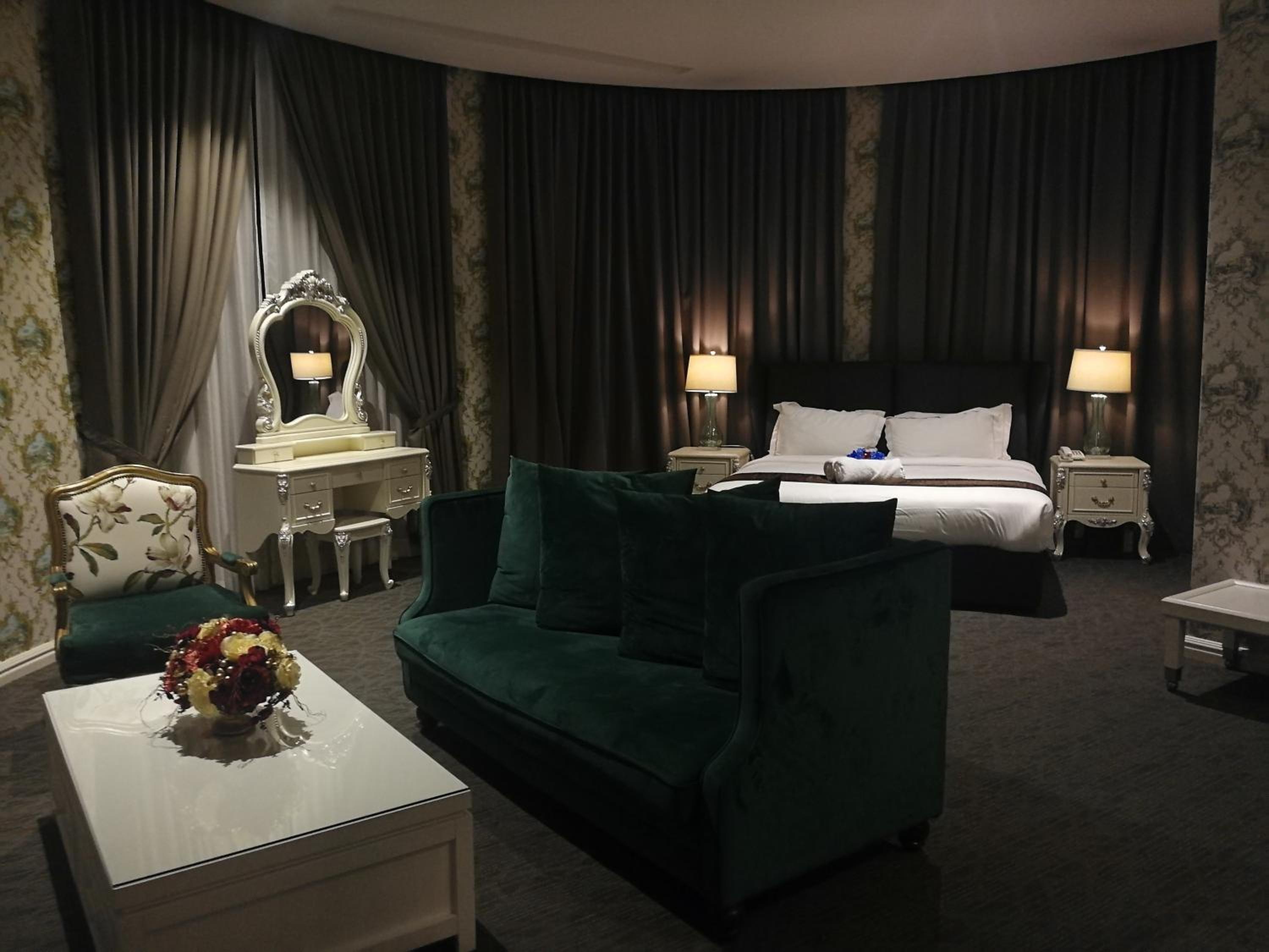 Deluxe King Suite