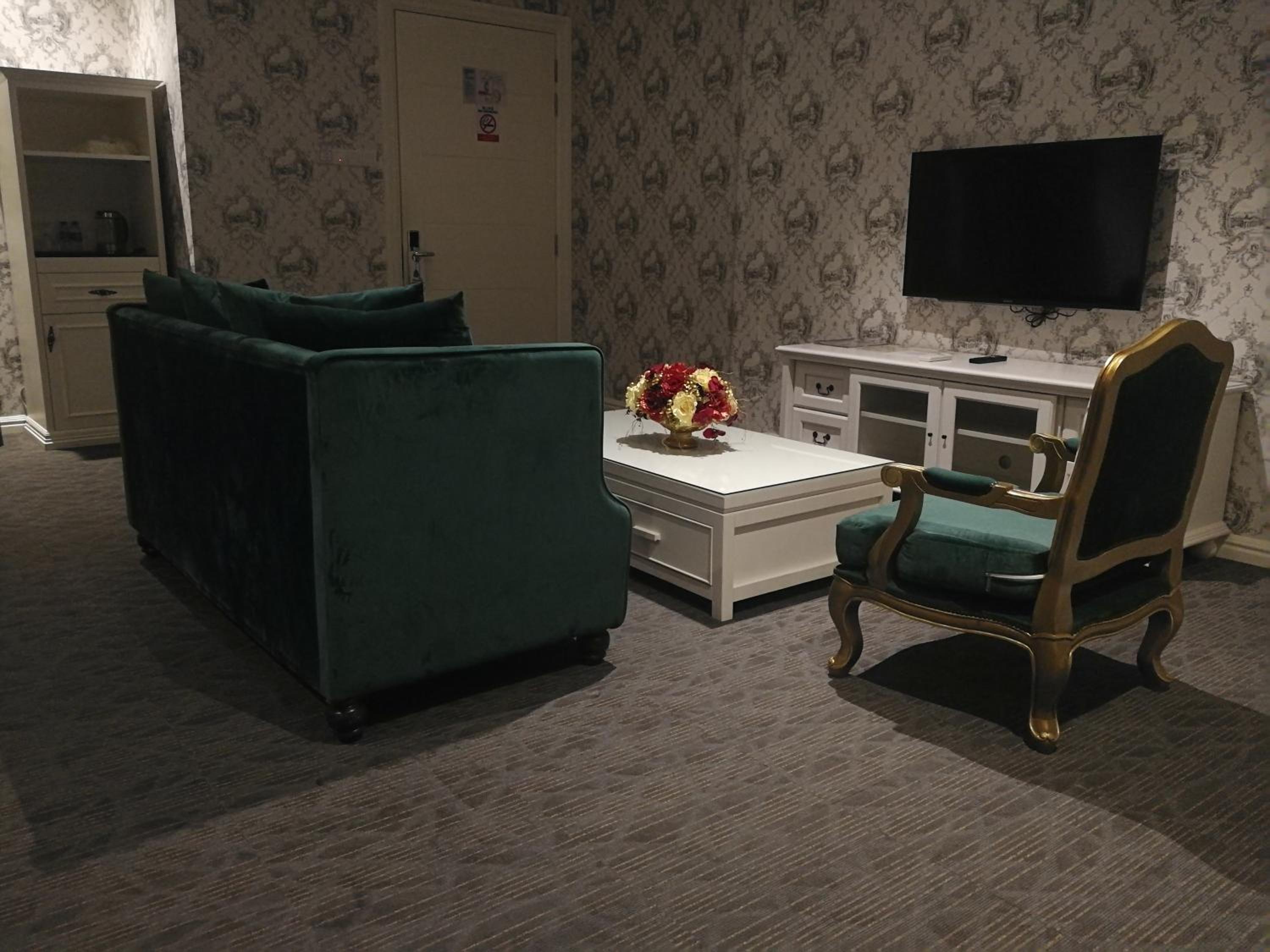 Deluxe King Suite photo 2