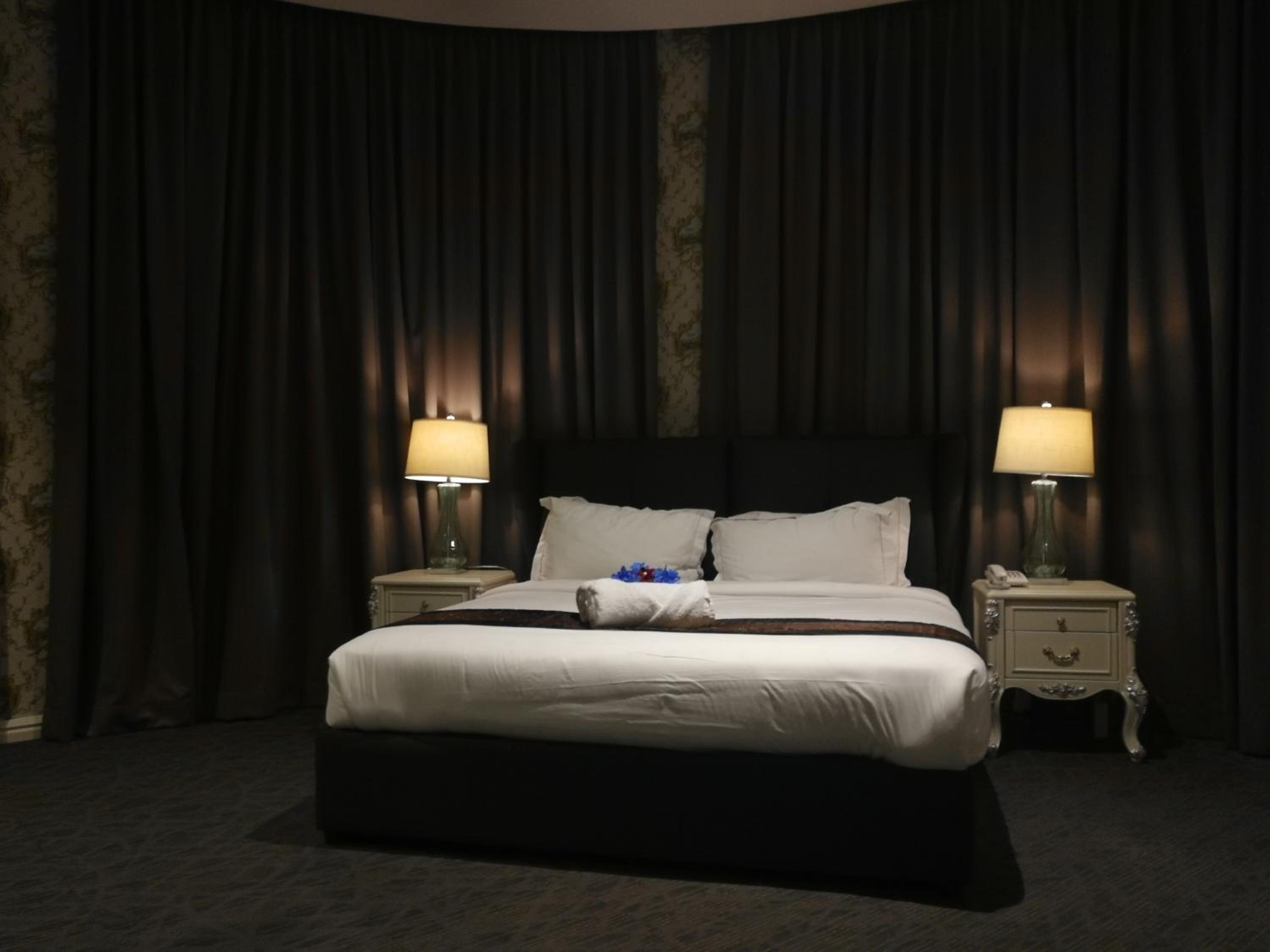 Deluxe King Suite photo 3