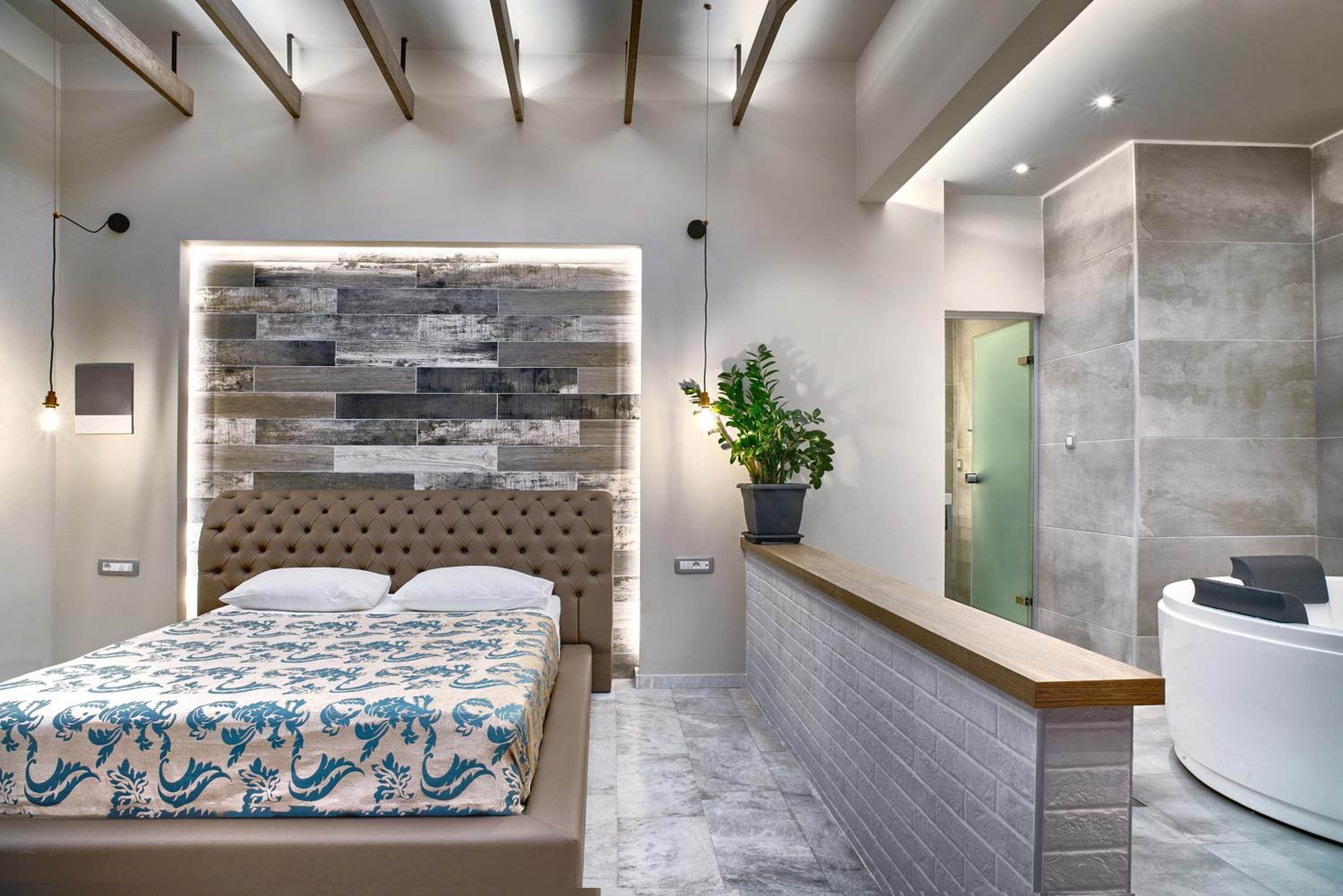 Deluxe Double Room with Bath photo 2