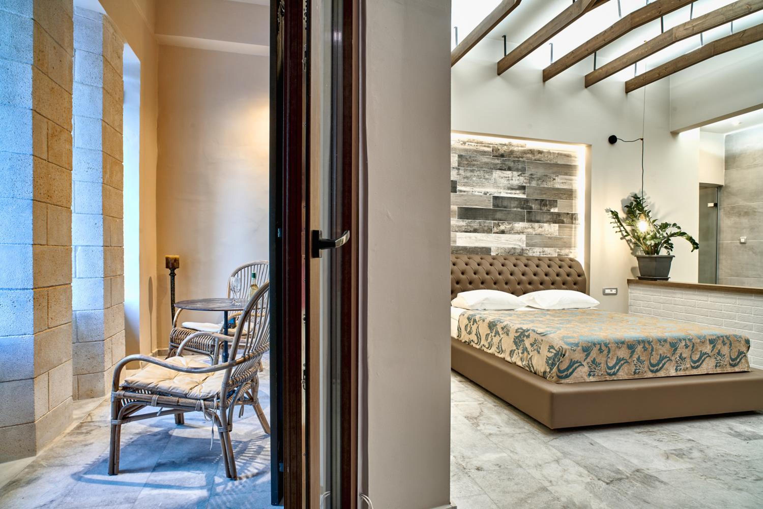 Deluxe Double Room with Bath photo 3