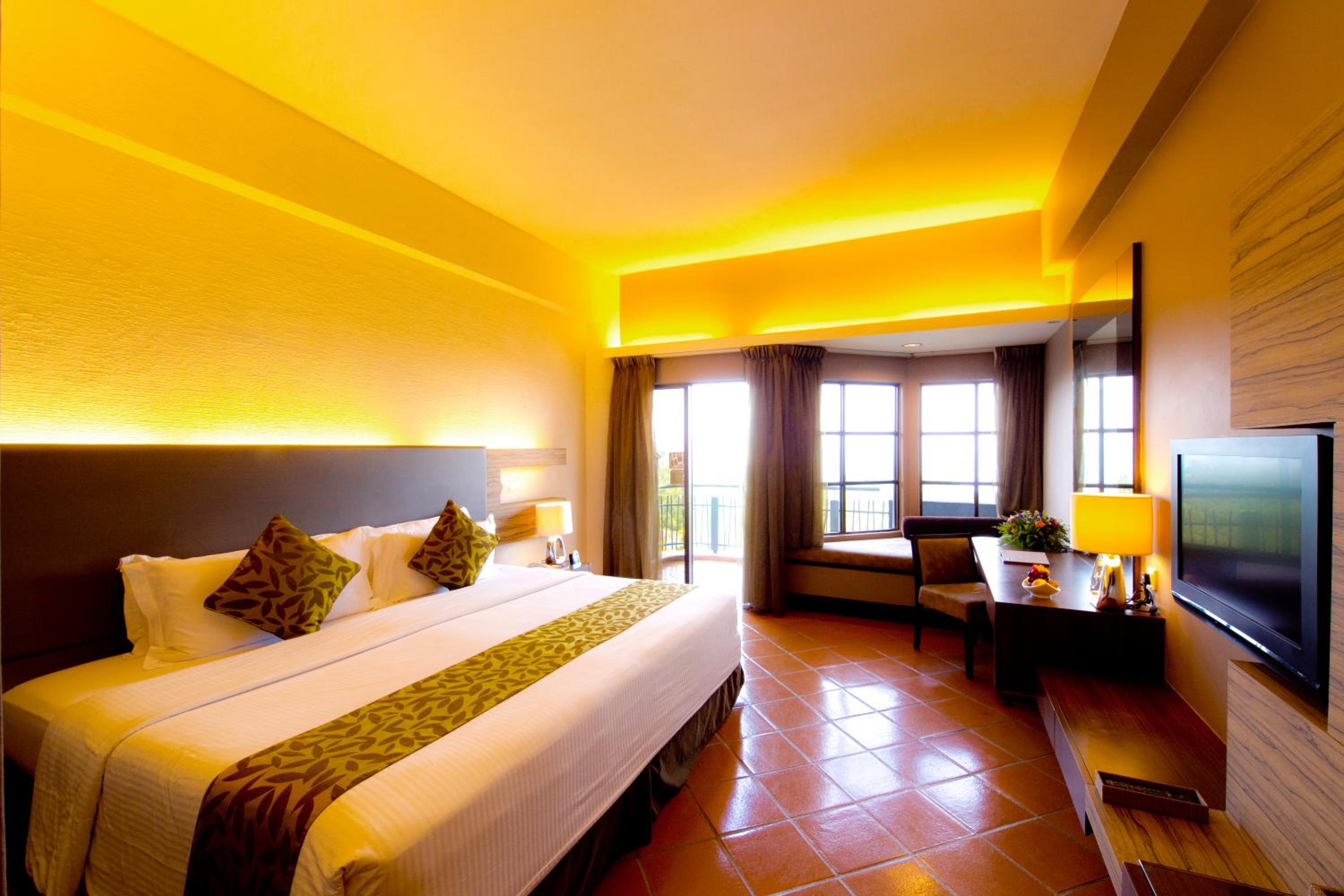 Deluxe Sea Front King Room - Photo 5