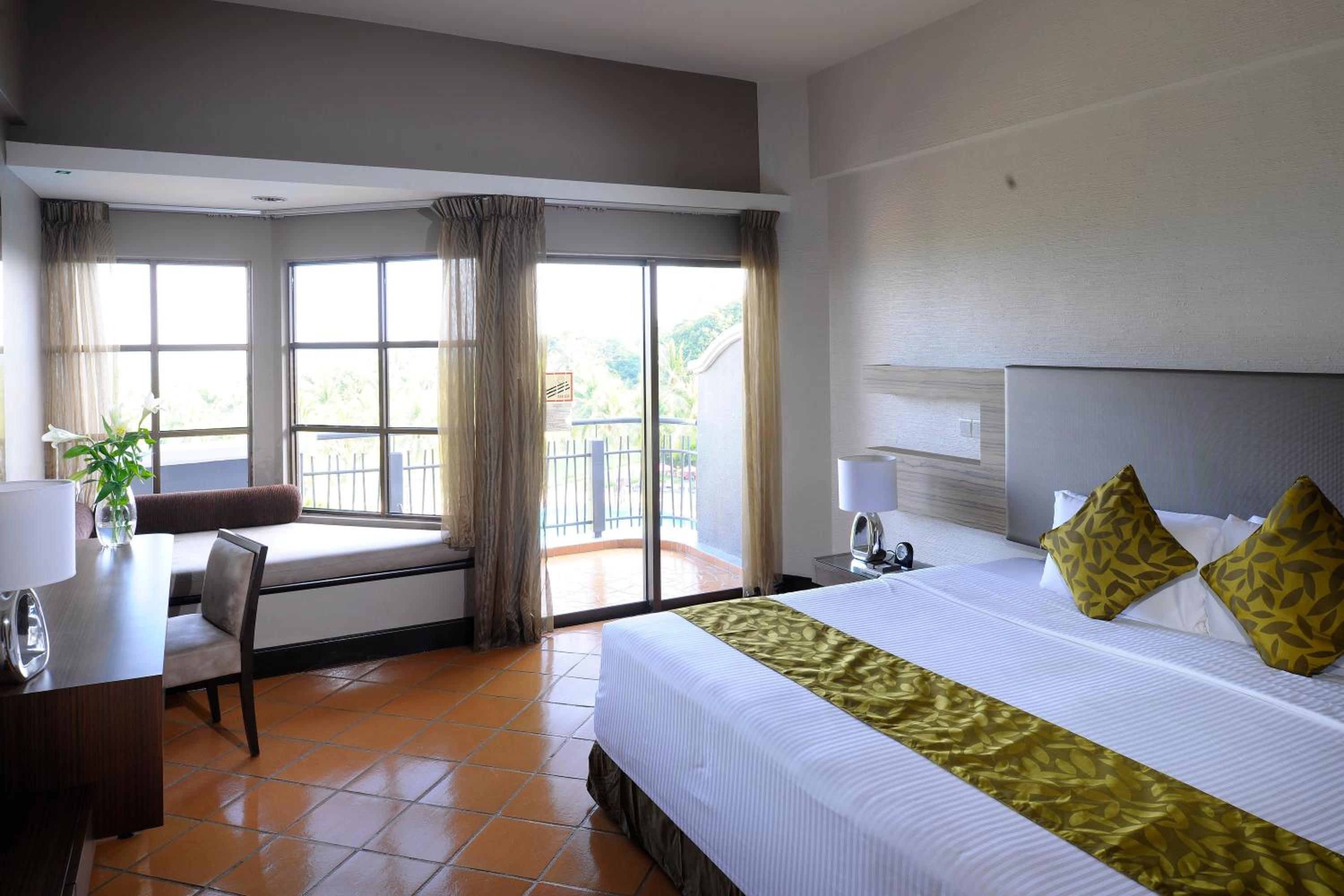 Deluxe Sea Front King Room - Photo 6