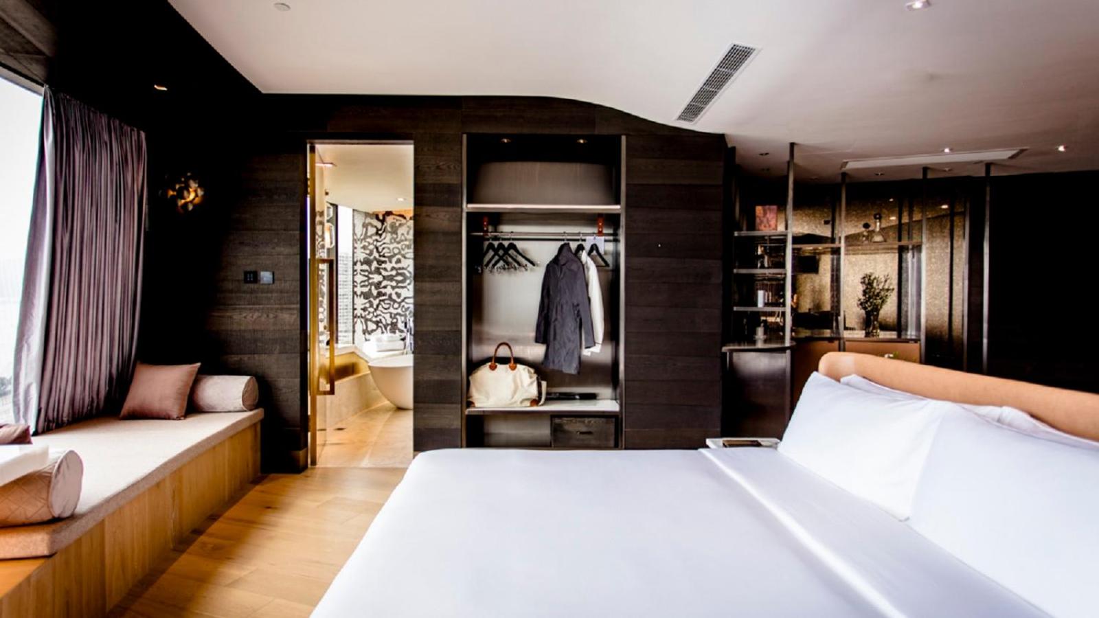 Deluxe King Suite photo 2