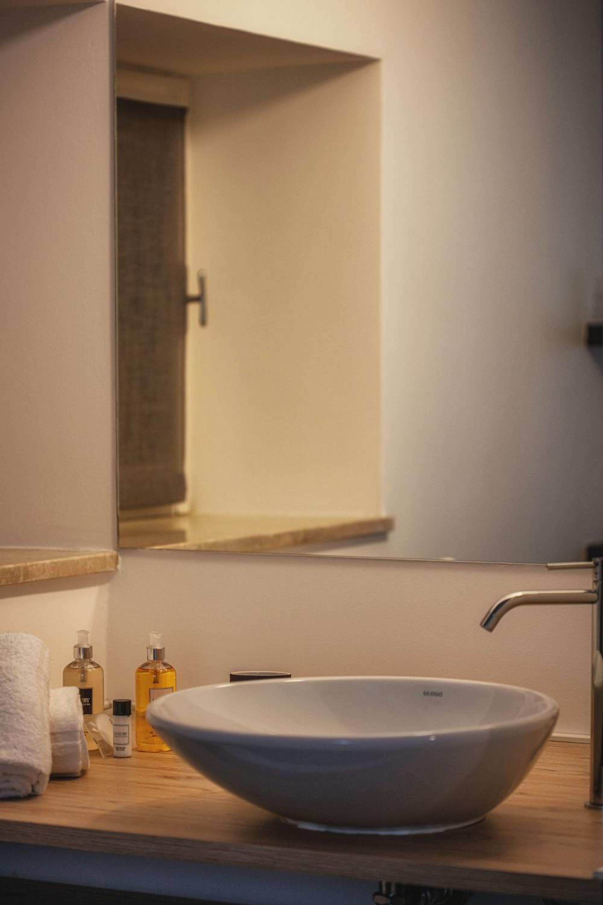 Double or Twin Room with Garden View - Photo 6