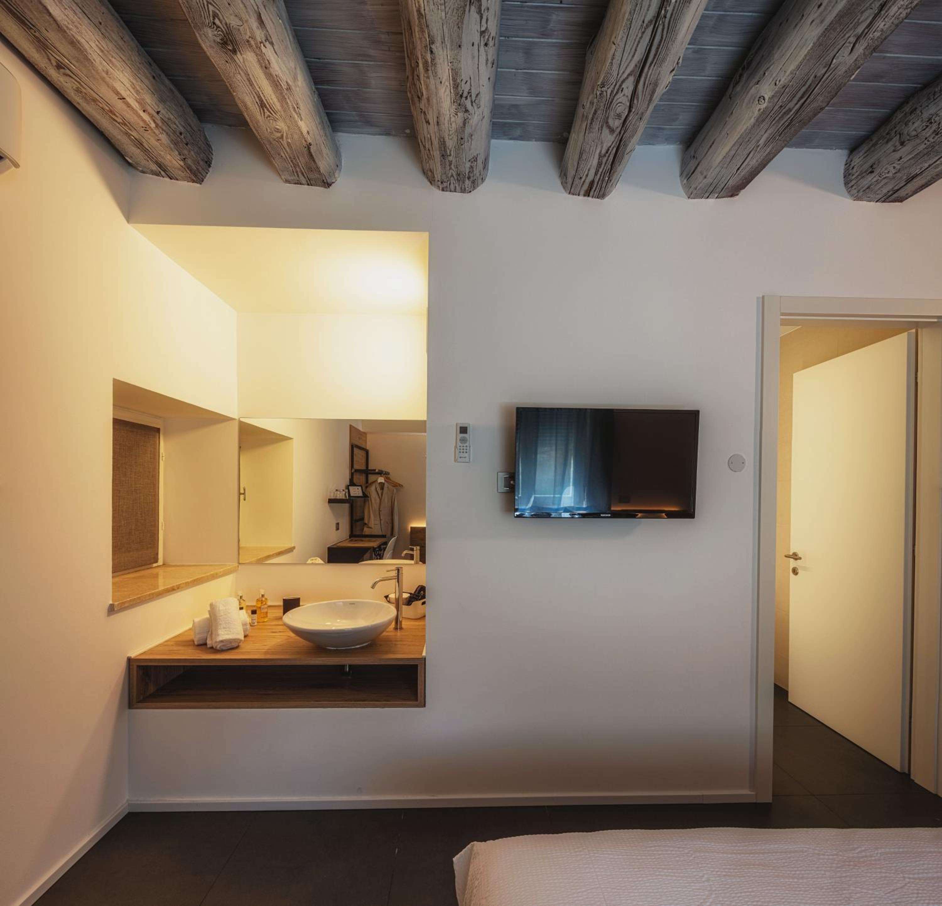 Double or Twin Room with Garden View - Photo 7