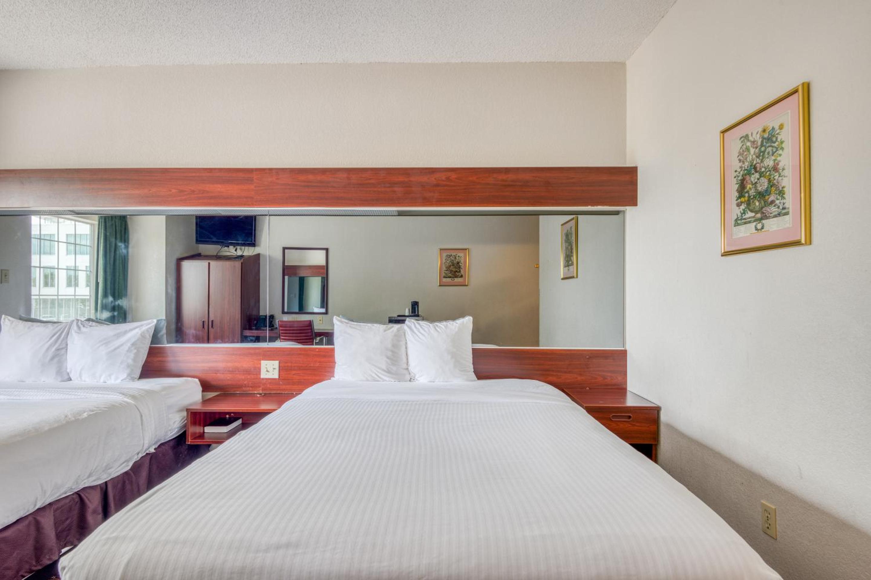 Queen Room with Two Queen Beds - Photo 5