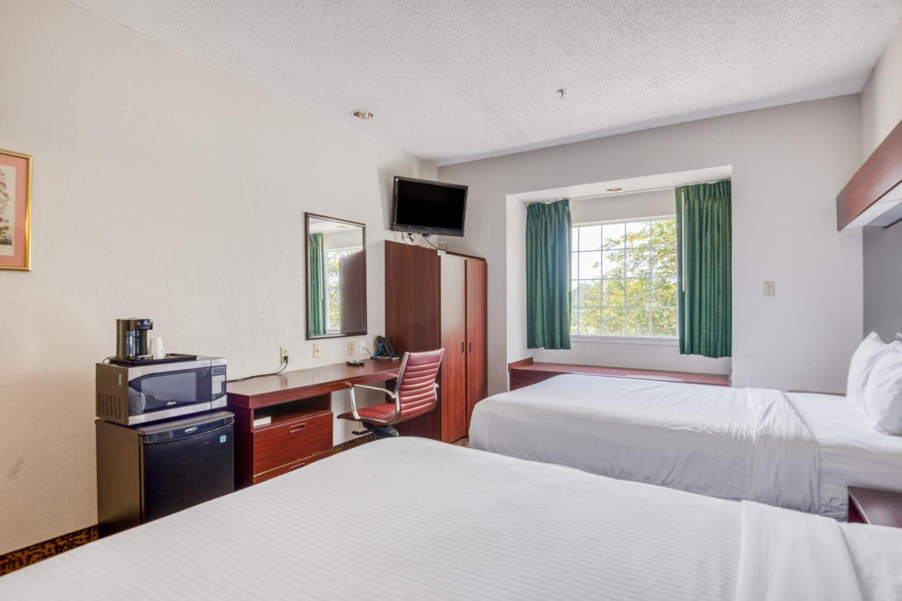 Queen Room with Two Queen Beds - Photo 2