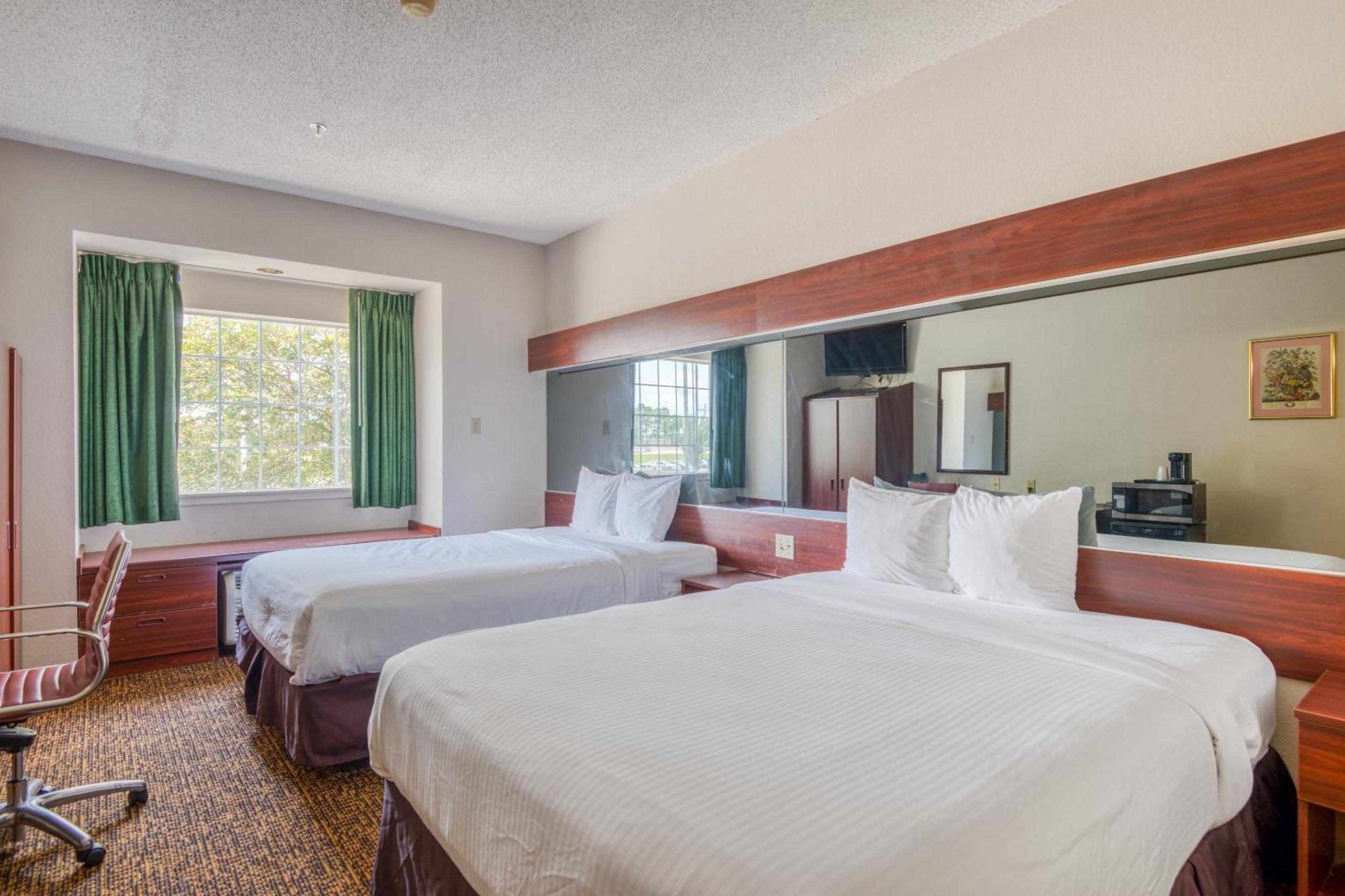 Queen Room with Two Queen Beds - Photo 4