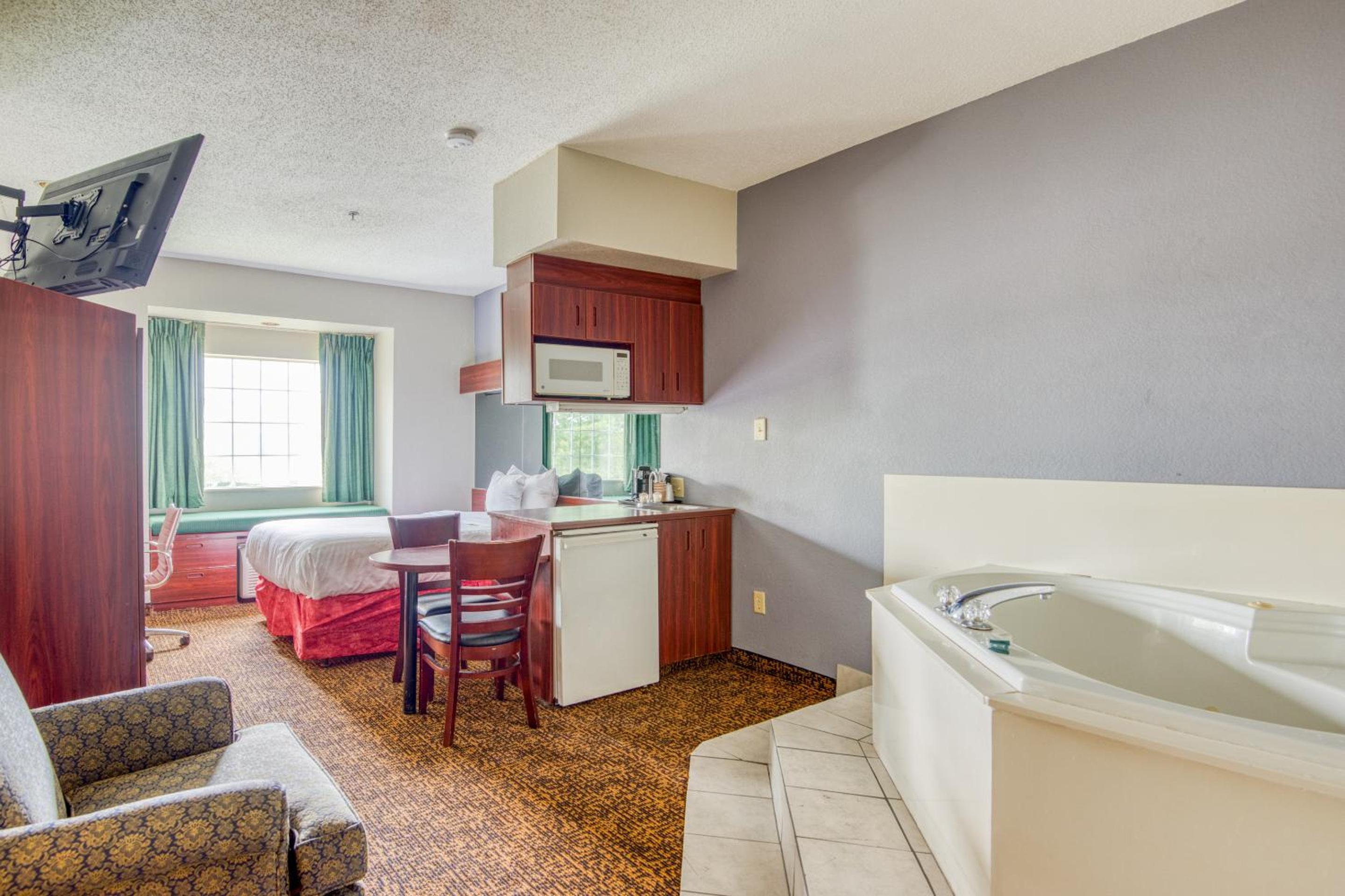 Suite with Hot Tub - Photo 1