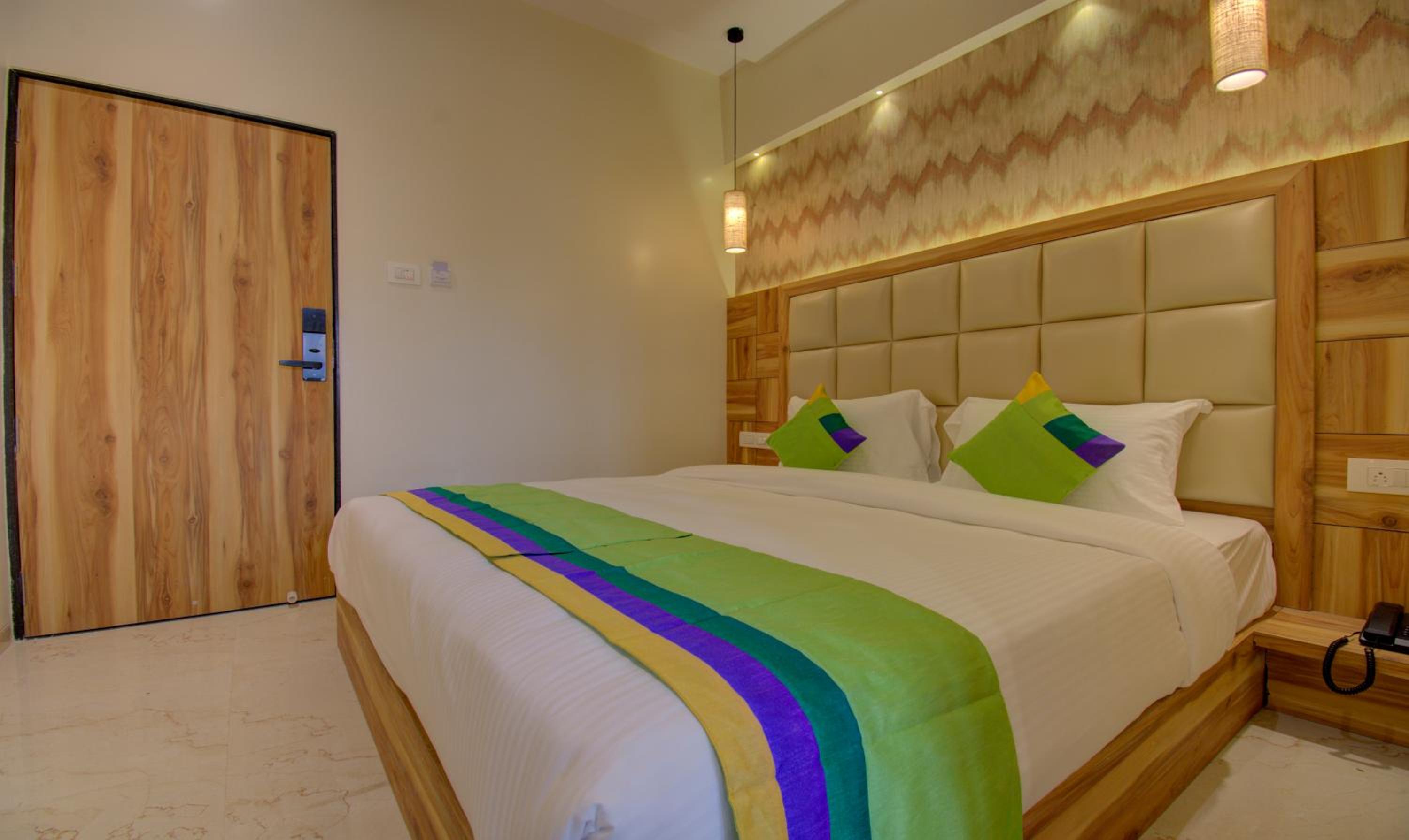Deluxe Room - Photo 8