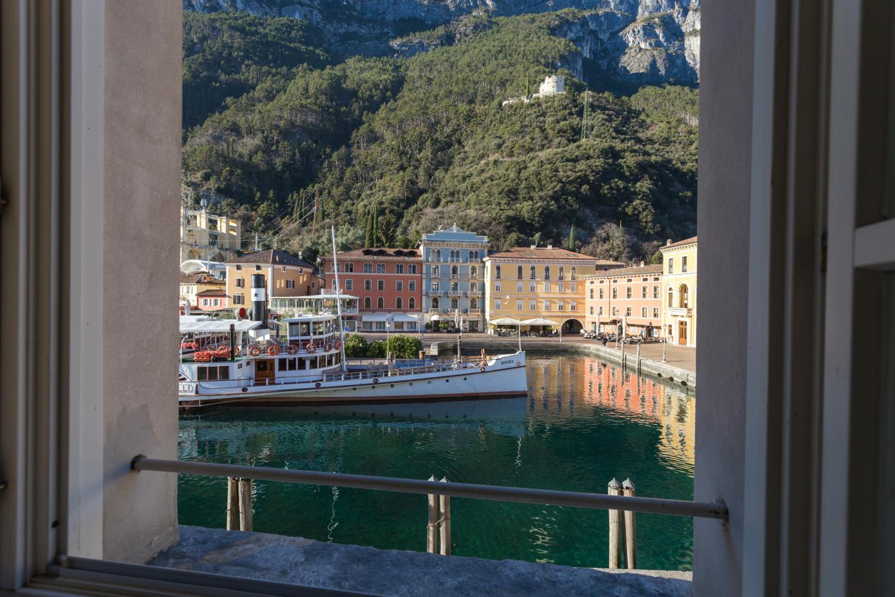 Superior Double or Twin Room with Lake View photo 3