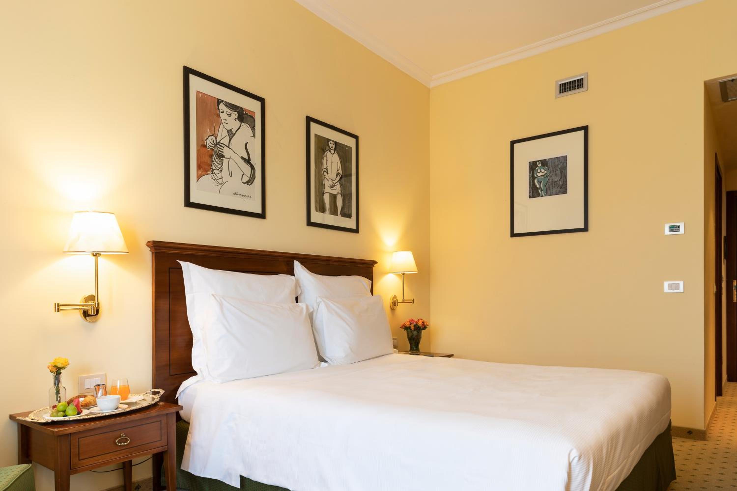 Deluxe Double Or Twin Room thumbnail 5