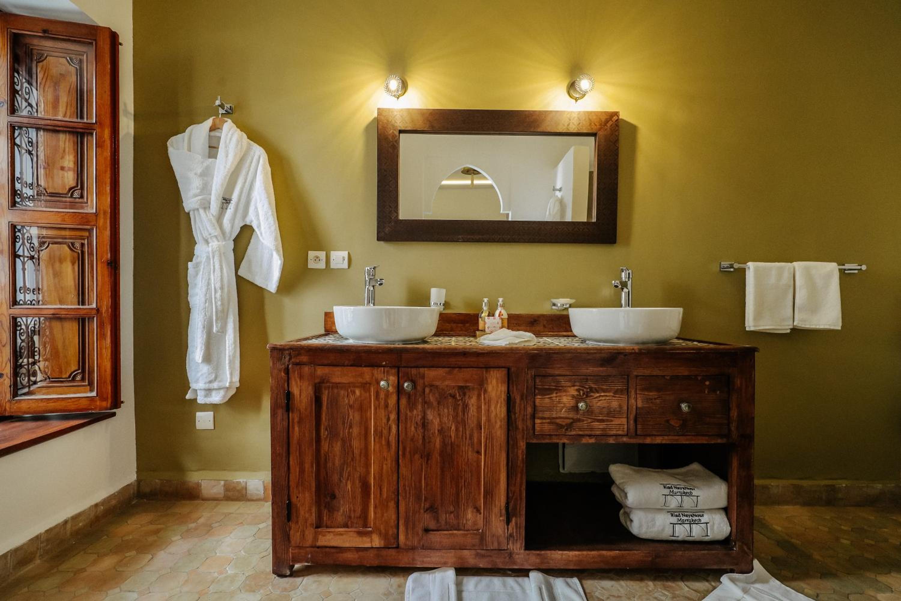 Deluxe Suite - Photo 6