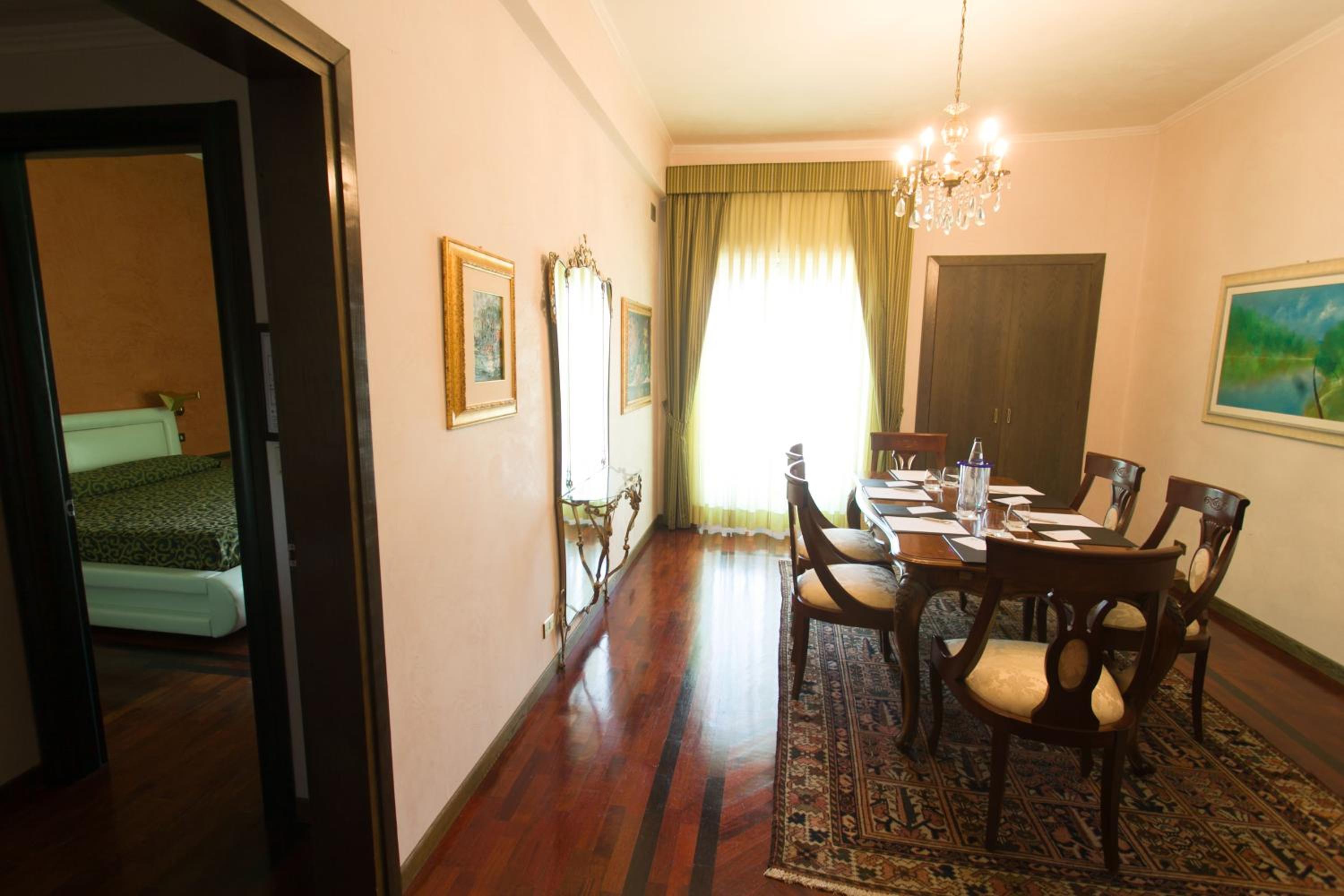 Suite - Photo 1