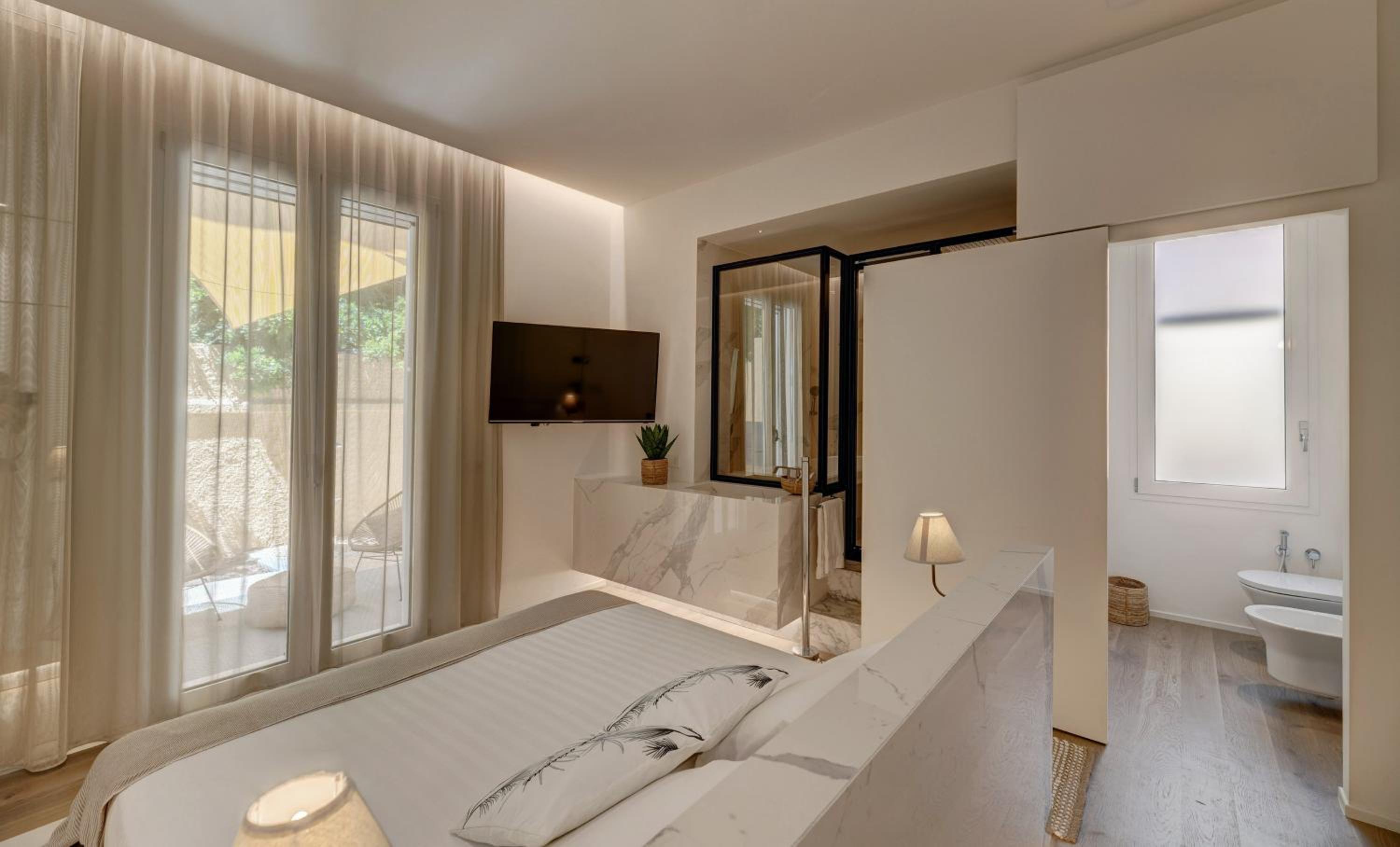 Double Room with Spa Bath - Photo 5