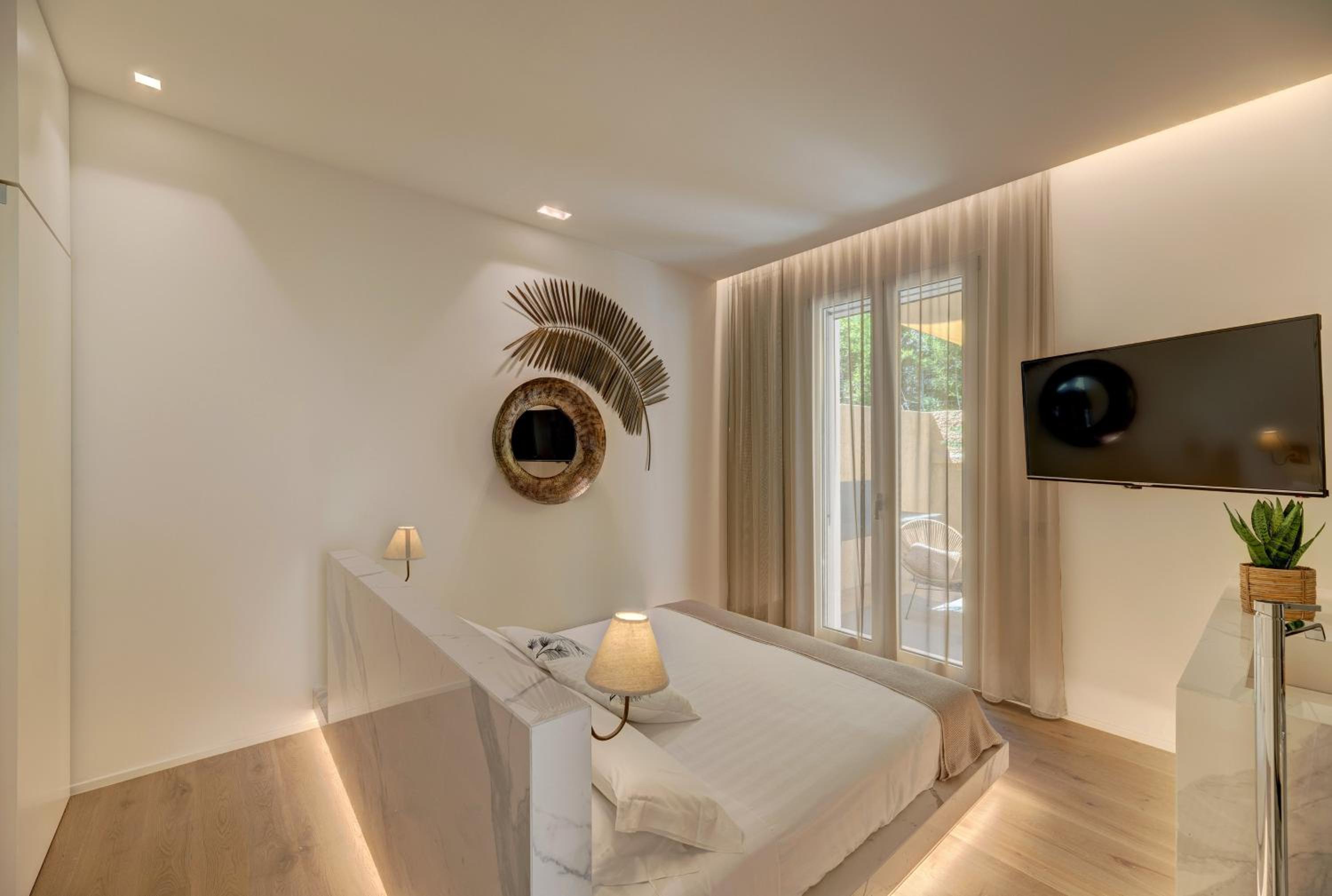 Double Room with Spa Bath - Photo 1