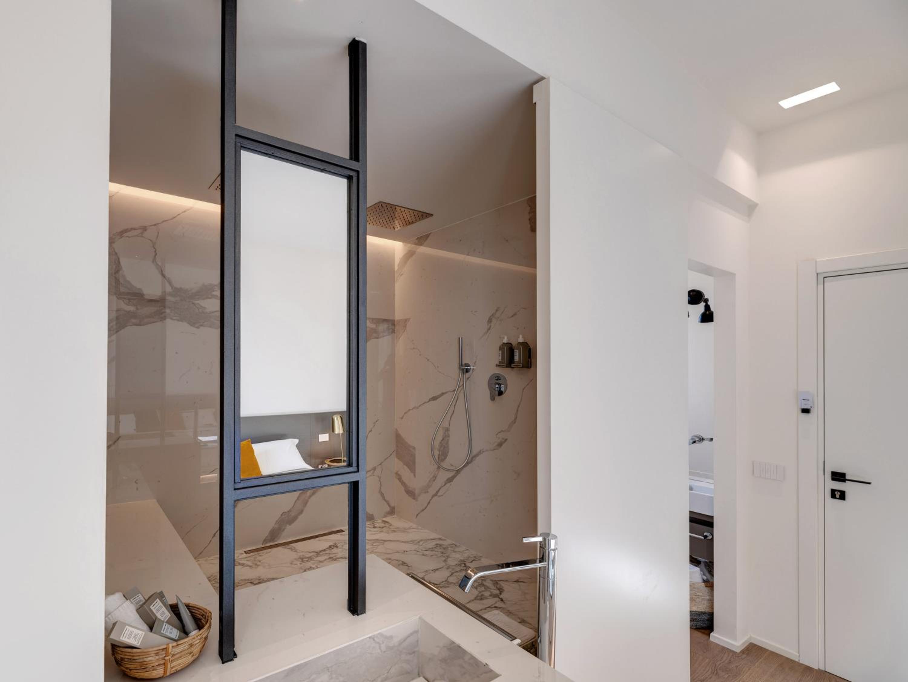 Superior King Room - Photo 5
