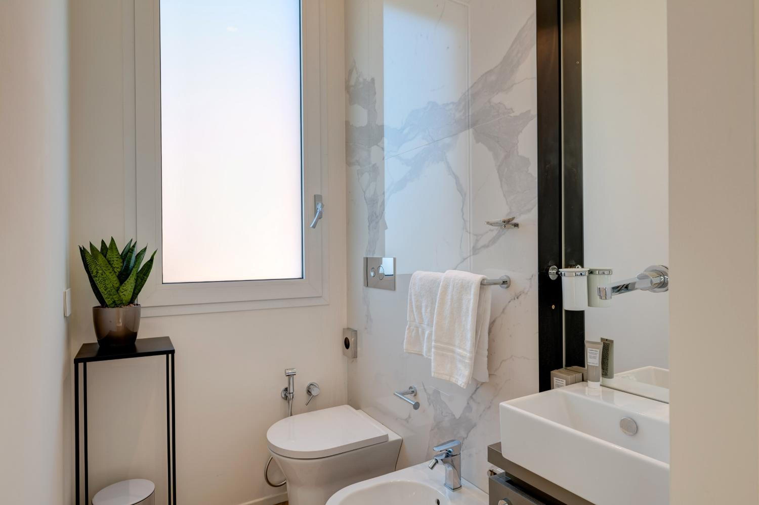 Superior King Room - Photo 10