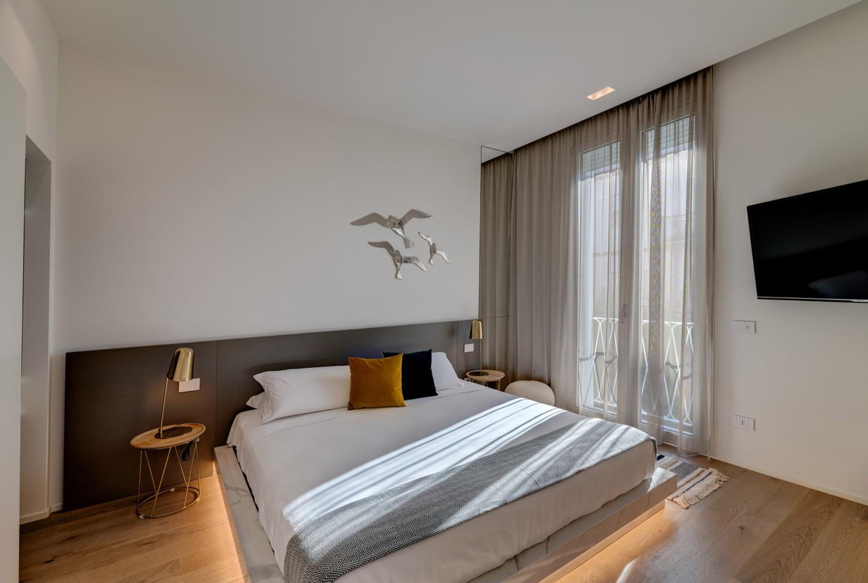 Superior King Room - Photo 32