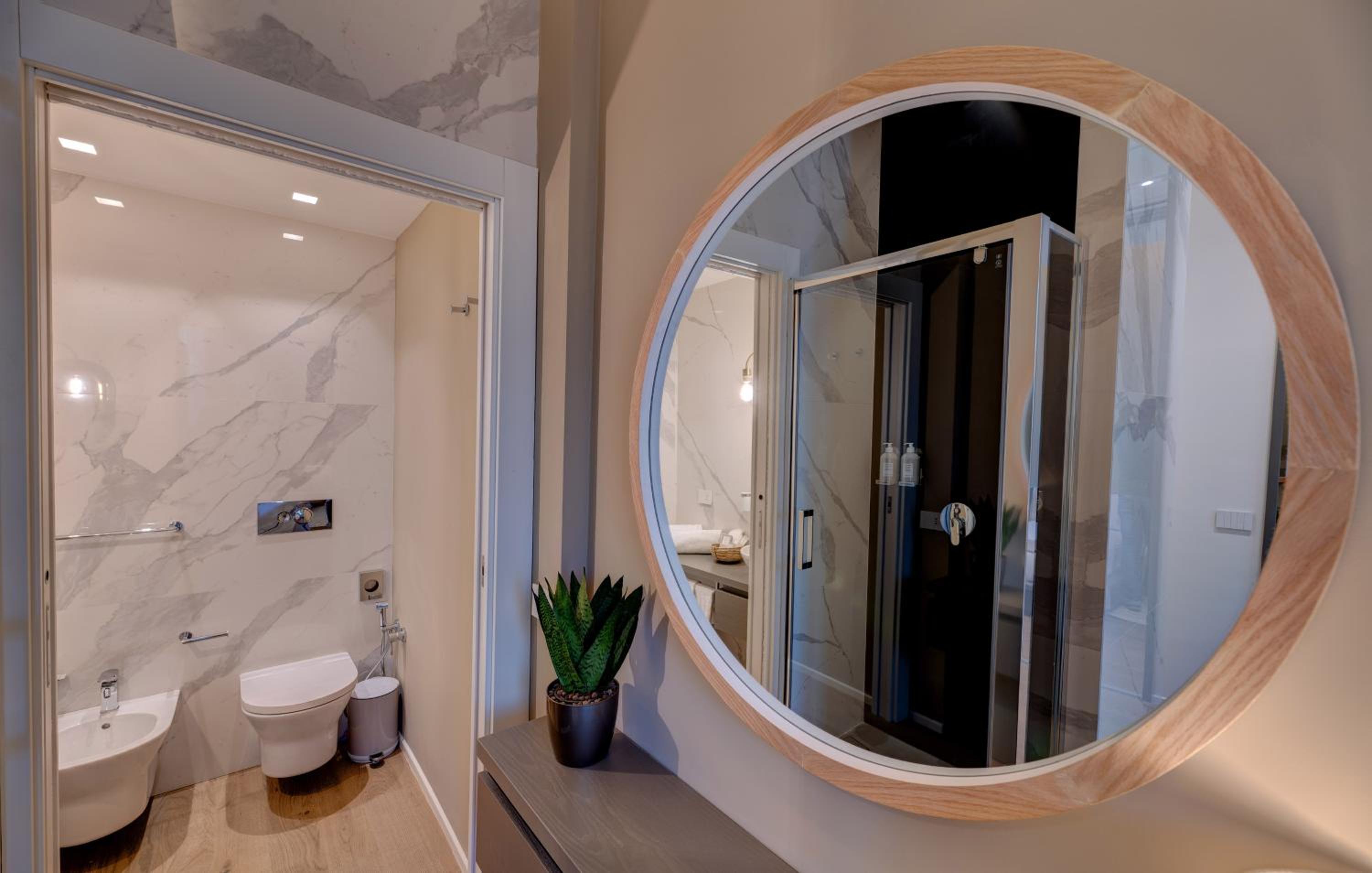 Deluxe Queen Room - Photo 24
