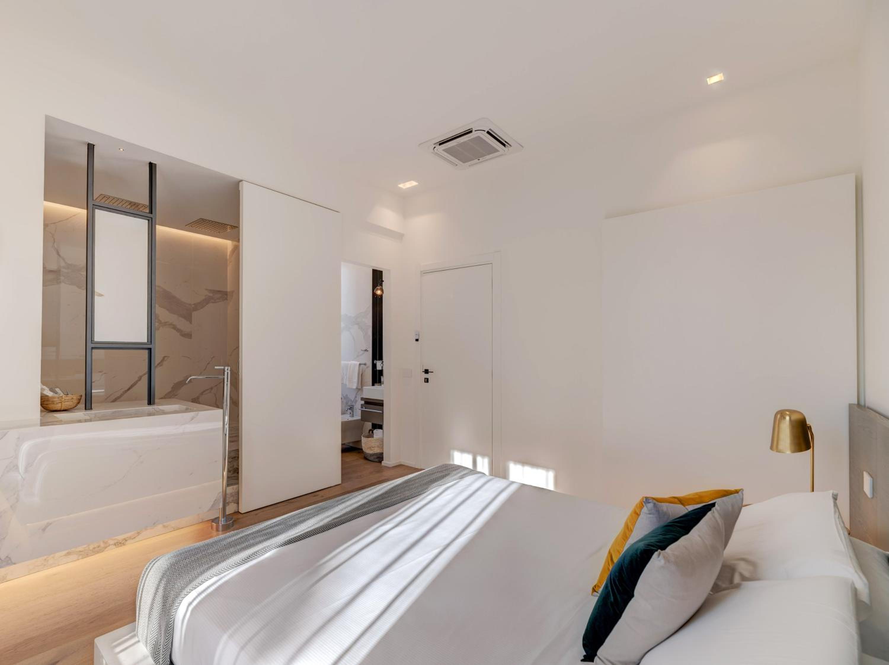 Superior King Room - Photo 12