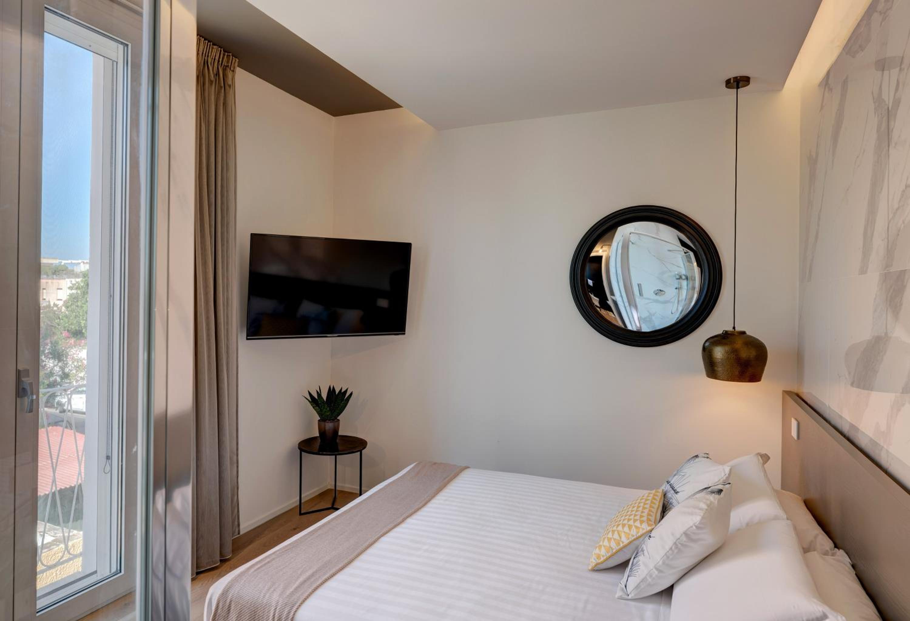 Deluxe Queen Room - Photo 32