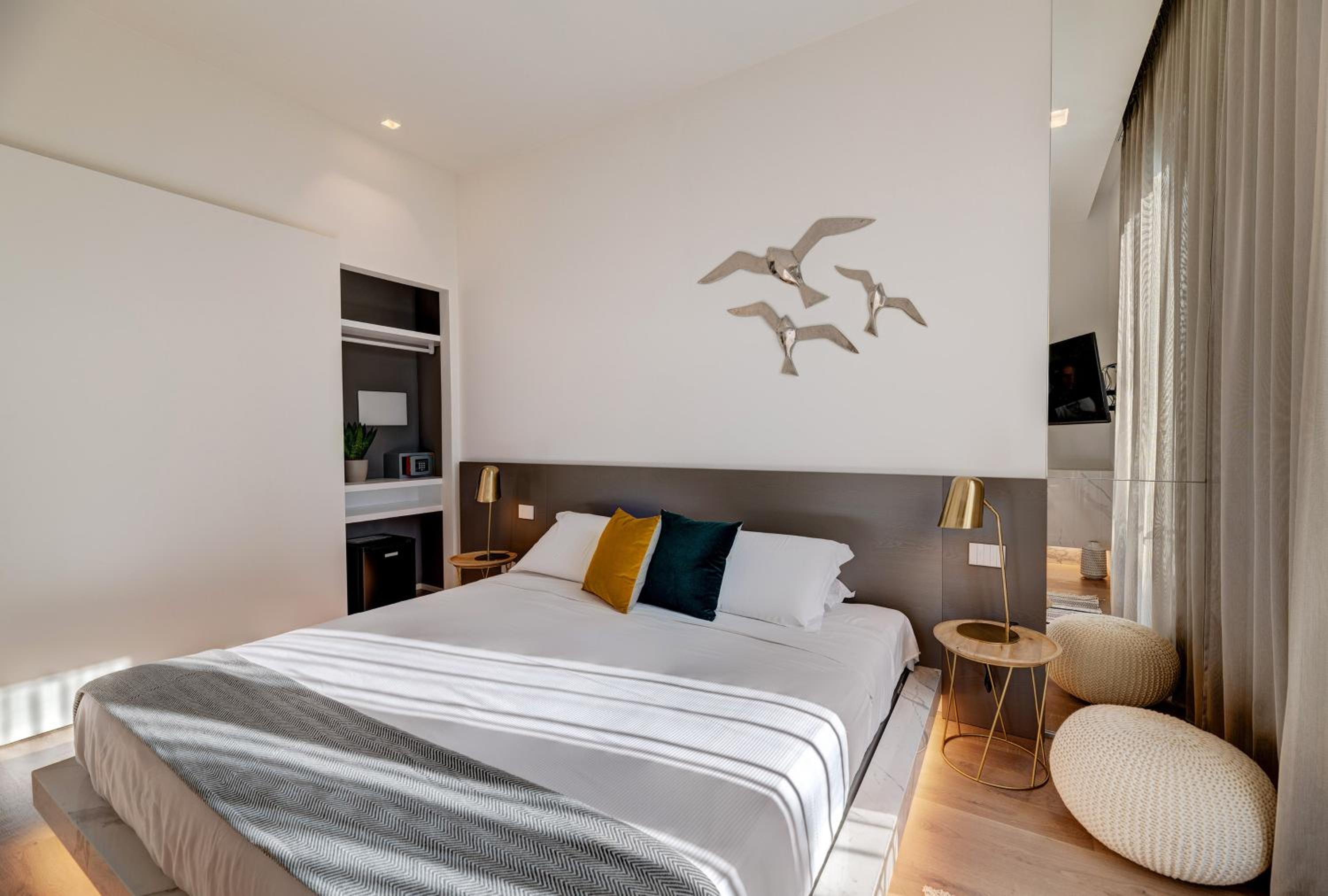 Superior King Room - Photo 31