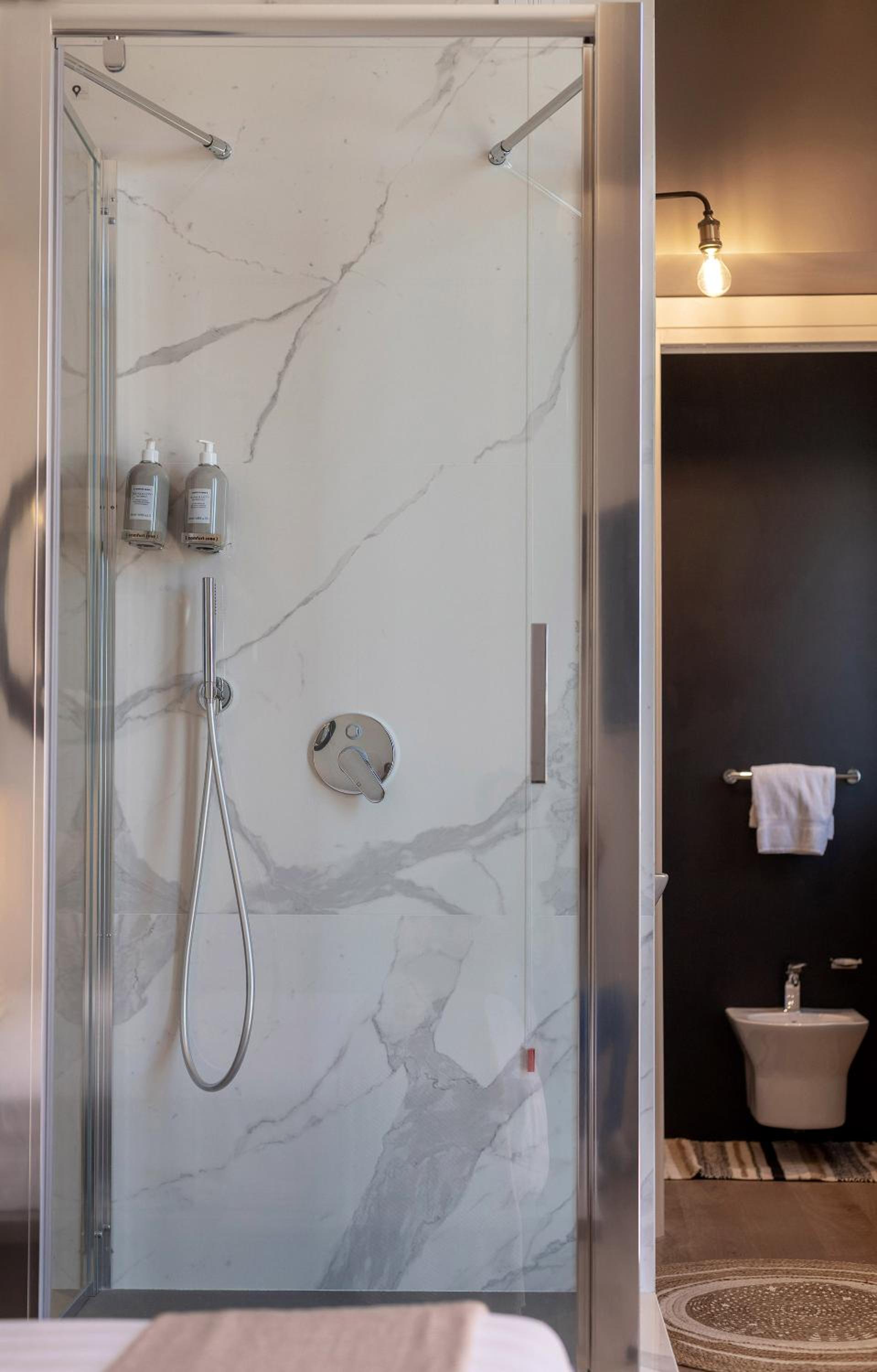 Deluxe Queen Room - Photo 25