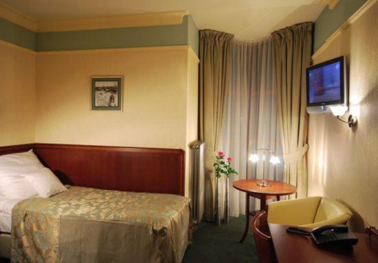 Double or Twin Room - Photo 11