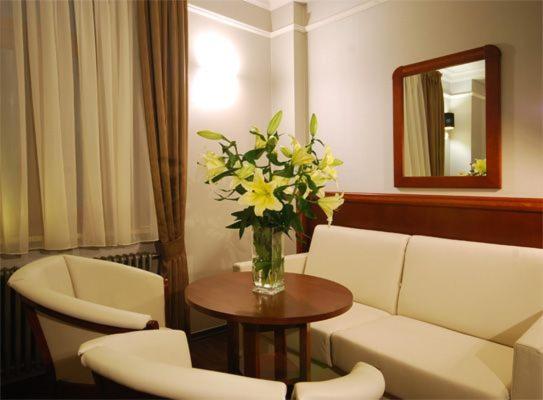 Twin Room - Photo 3