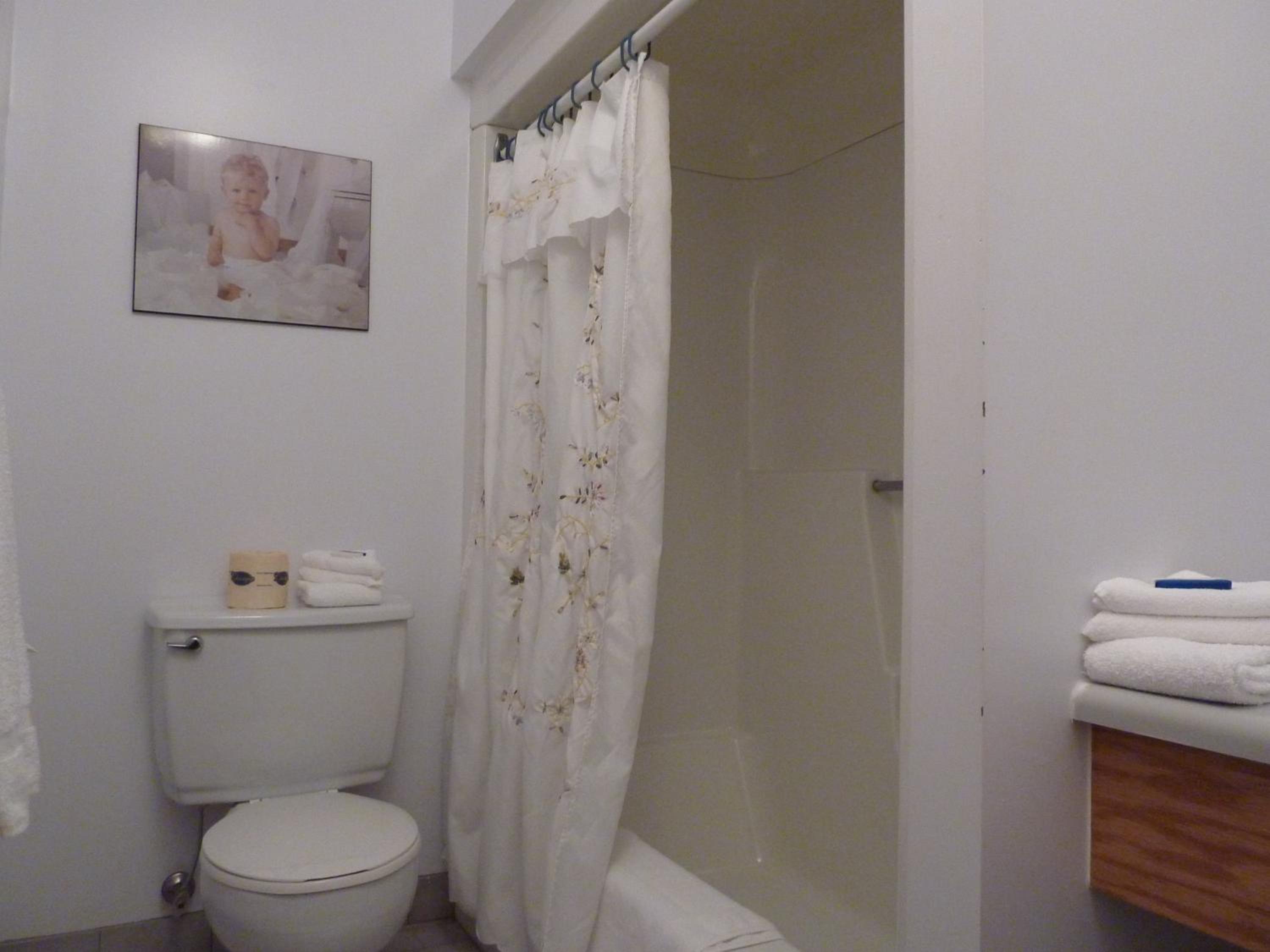 Queen Room with Two Queen Beds photo 2