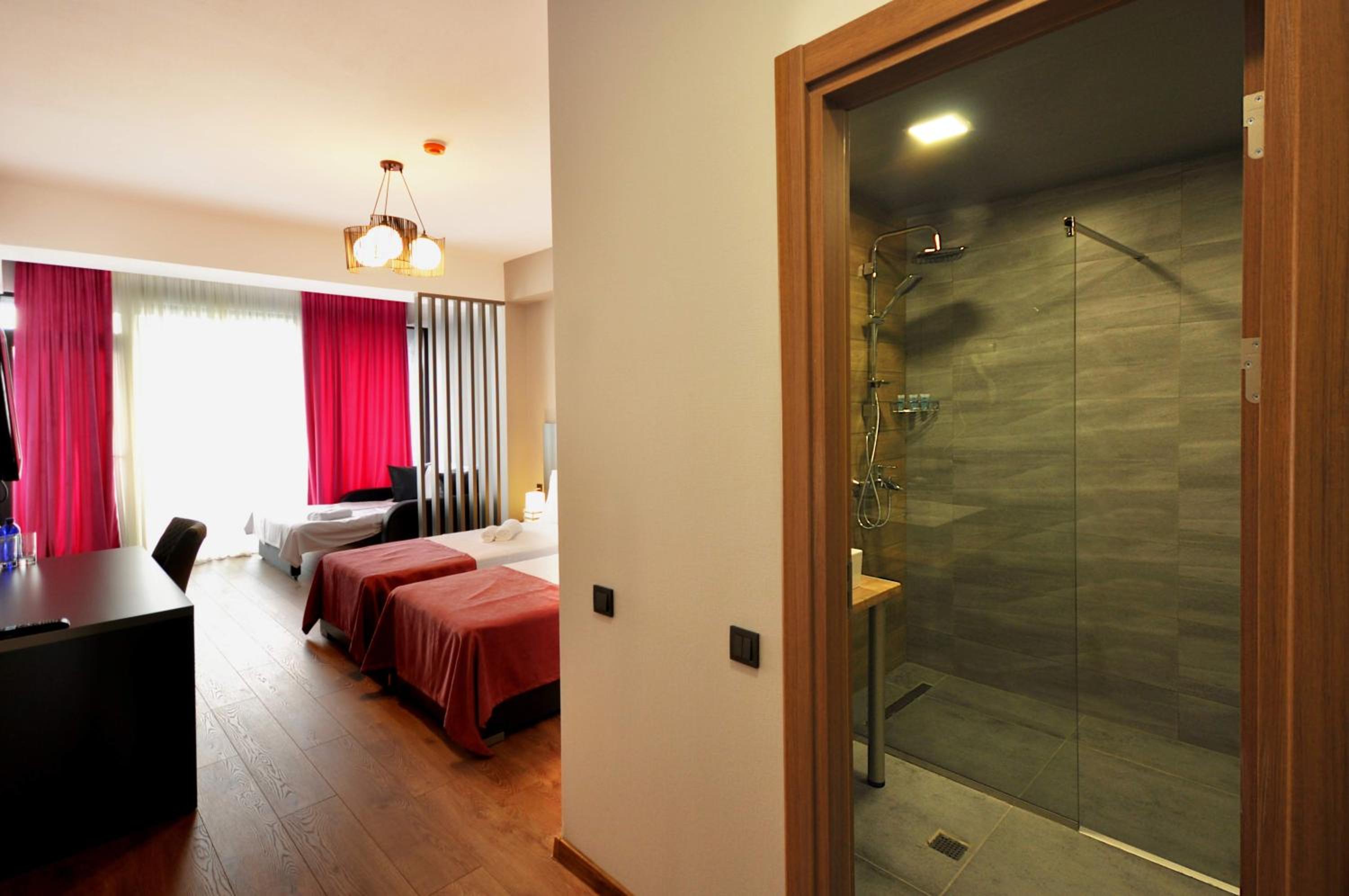 Deluxe Double Room with Balcony - Photo 6