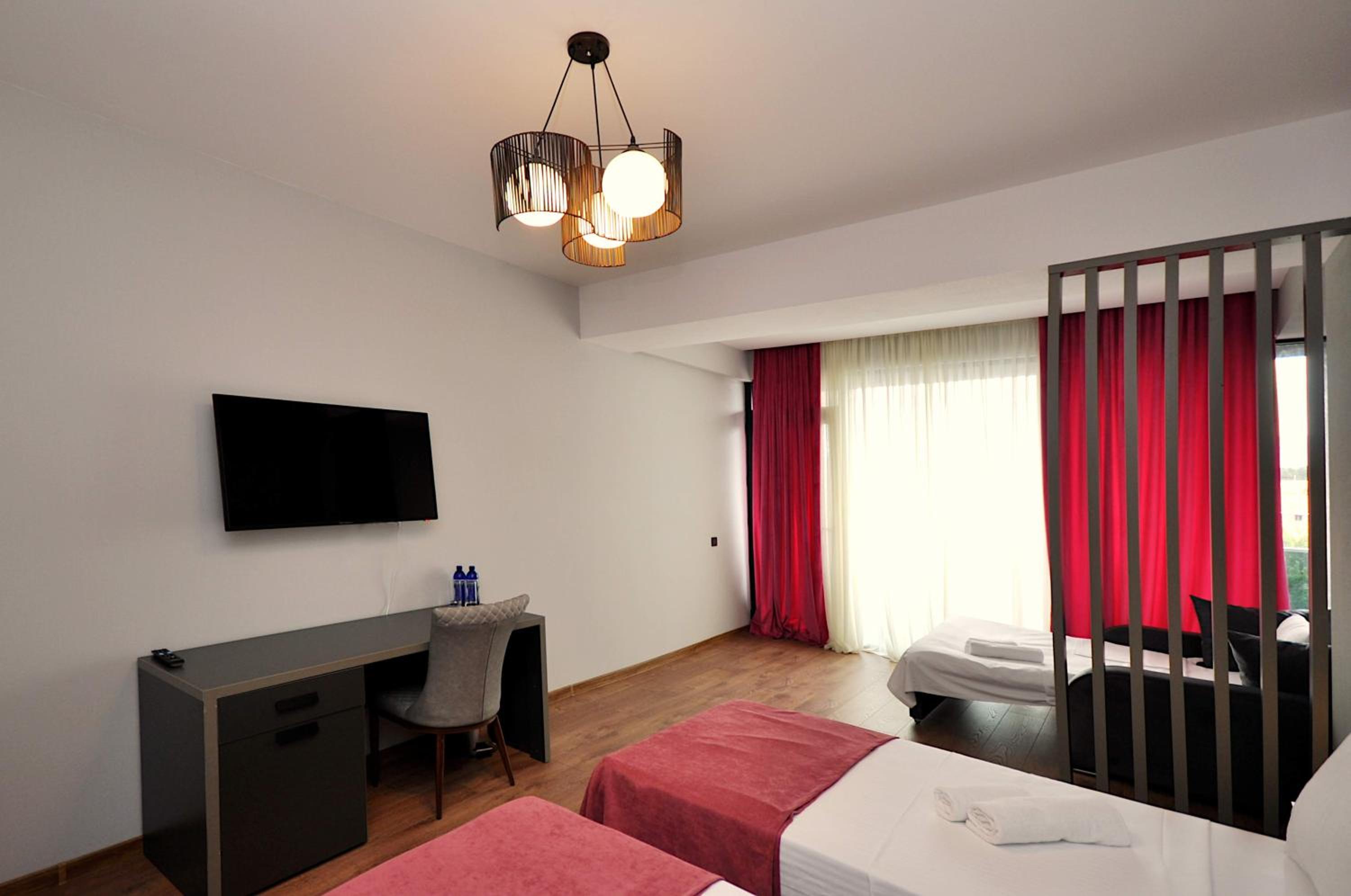 Deluxe Double Room with Balcony - Photo 7