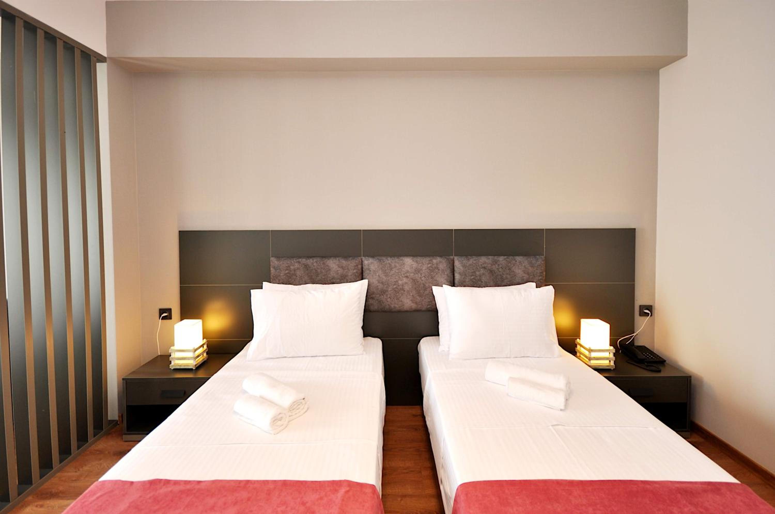 Deluxe Double Room with Balcony - Photo 8