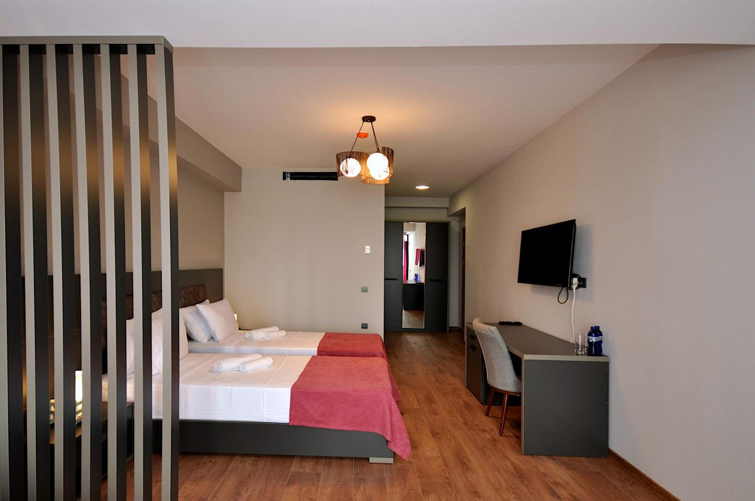 Deluxe Double Room with Balcony - Photo 5